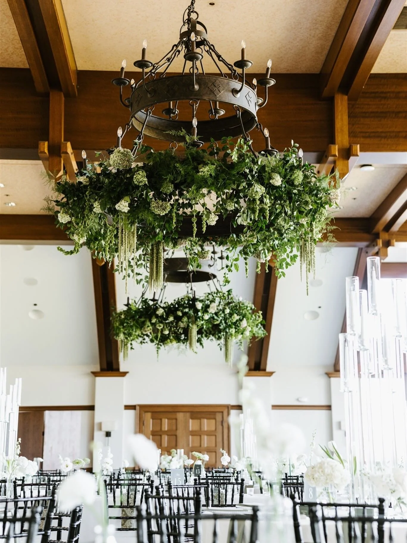 Flowers from floor to ceiling ✨✅
⠀⠀⠀⠀⠀⠀⠀⠀⠀
This reception set up will be one of my all time favorites. Mixing banquets and round tables for an effortless flow, flowers above and below, and a beautiful venue to hold it all together 💚🤍
⠀⠀⠀⠀⠀⠀⠀⠀⠀
VENU