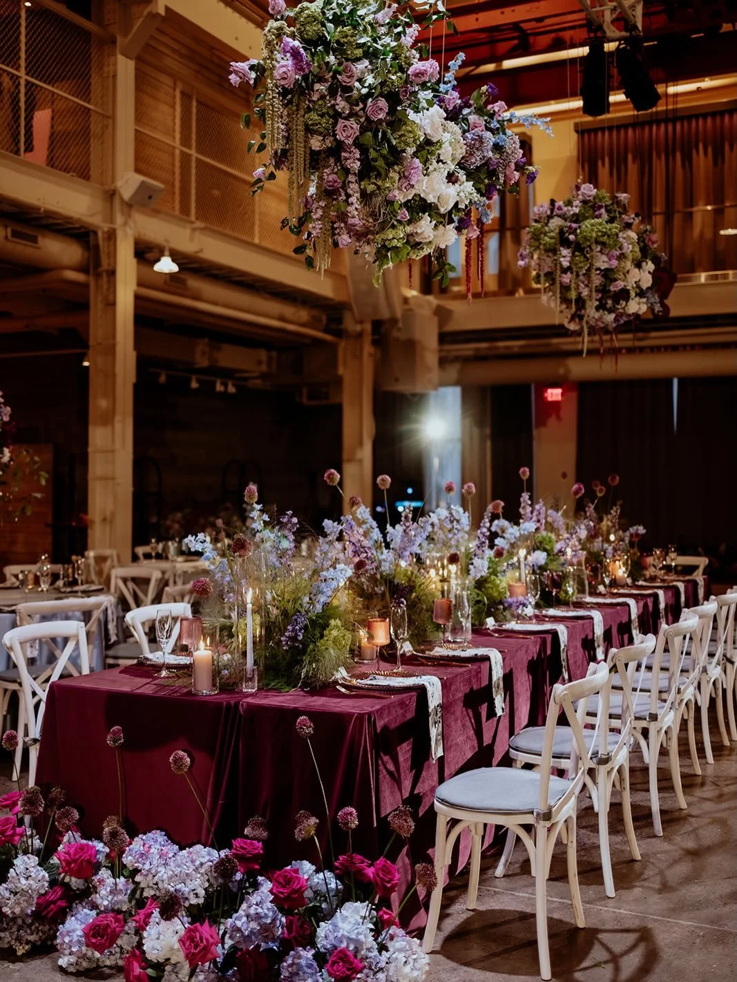 The Head table is always the main character ✨

@machineshopmpls - incredible venue 
@hayleyhuotari - stunning photos 
@lineneffects - gorgeous linens and rentals 
@ashleyskeieevents - Floral &amp; Design 💁🏼&zwj;♀️

#emeraldwedding #headtabledecor #