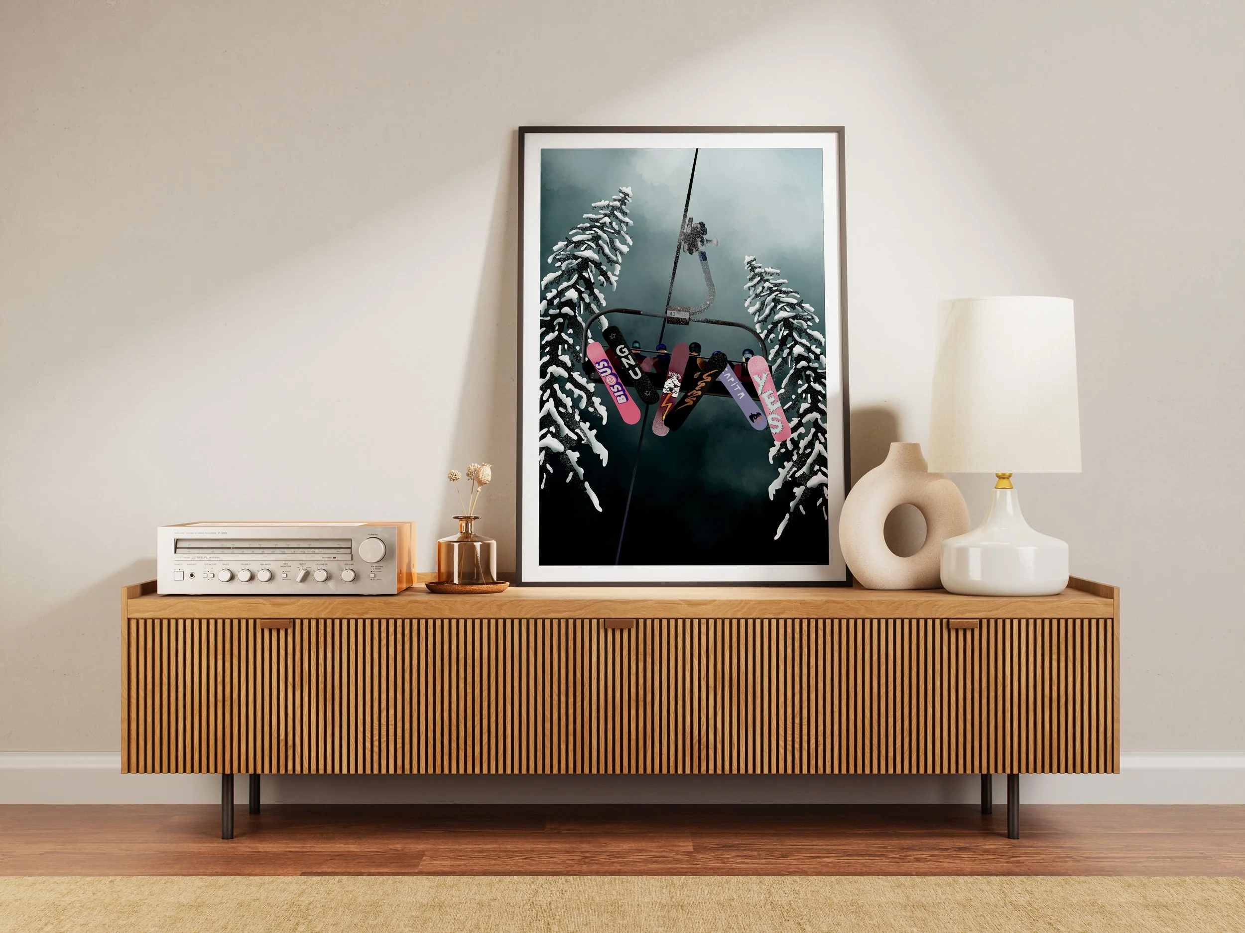 Snowboarders sur un télésièges entourés de sapins enneigés.