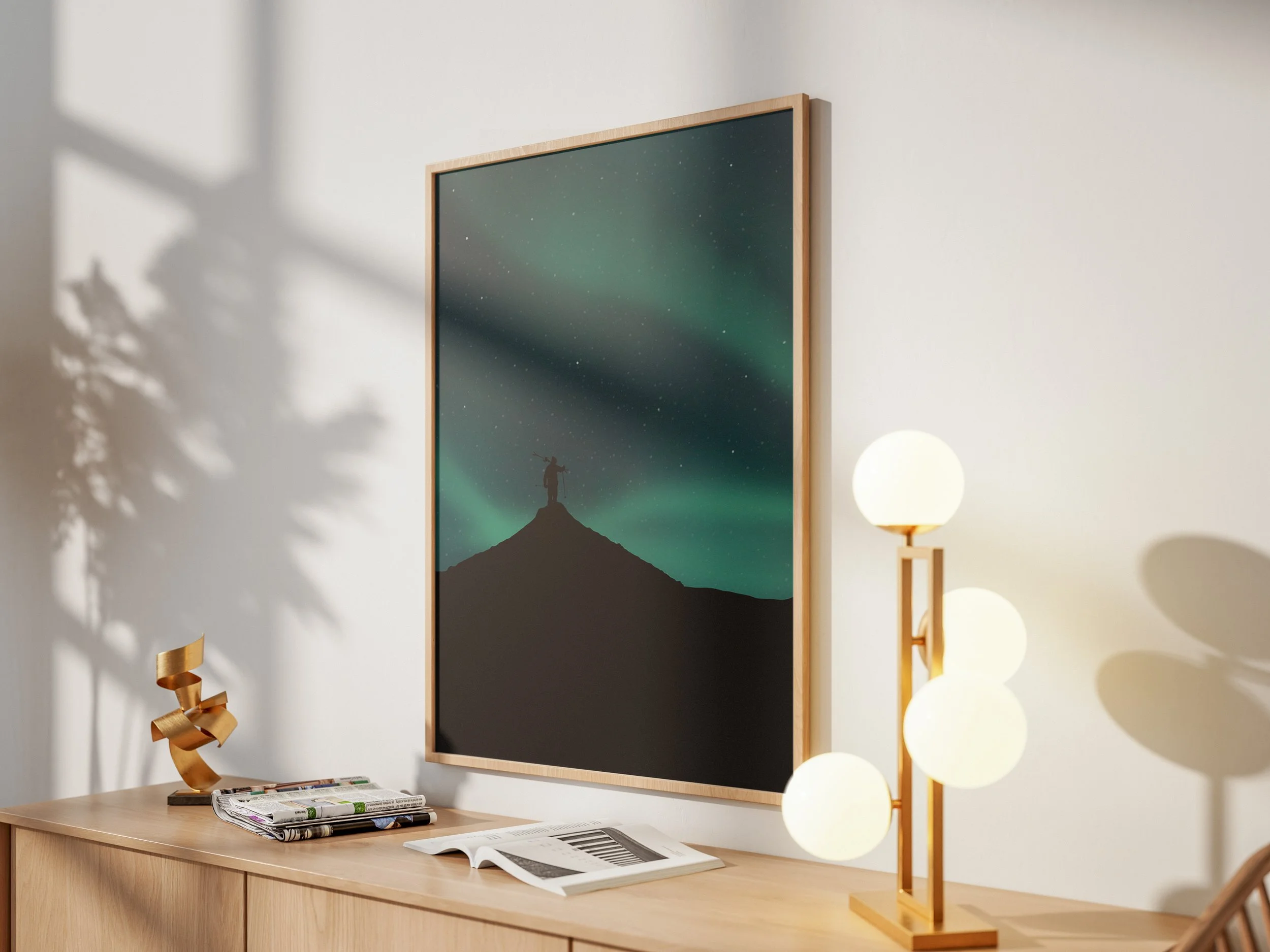 Skieur sous les aurores boréales dans les Lofoten.