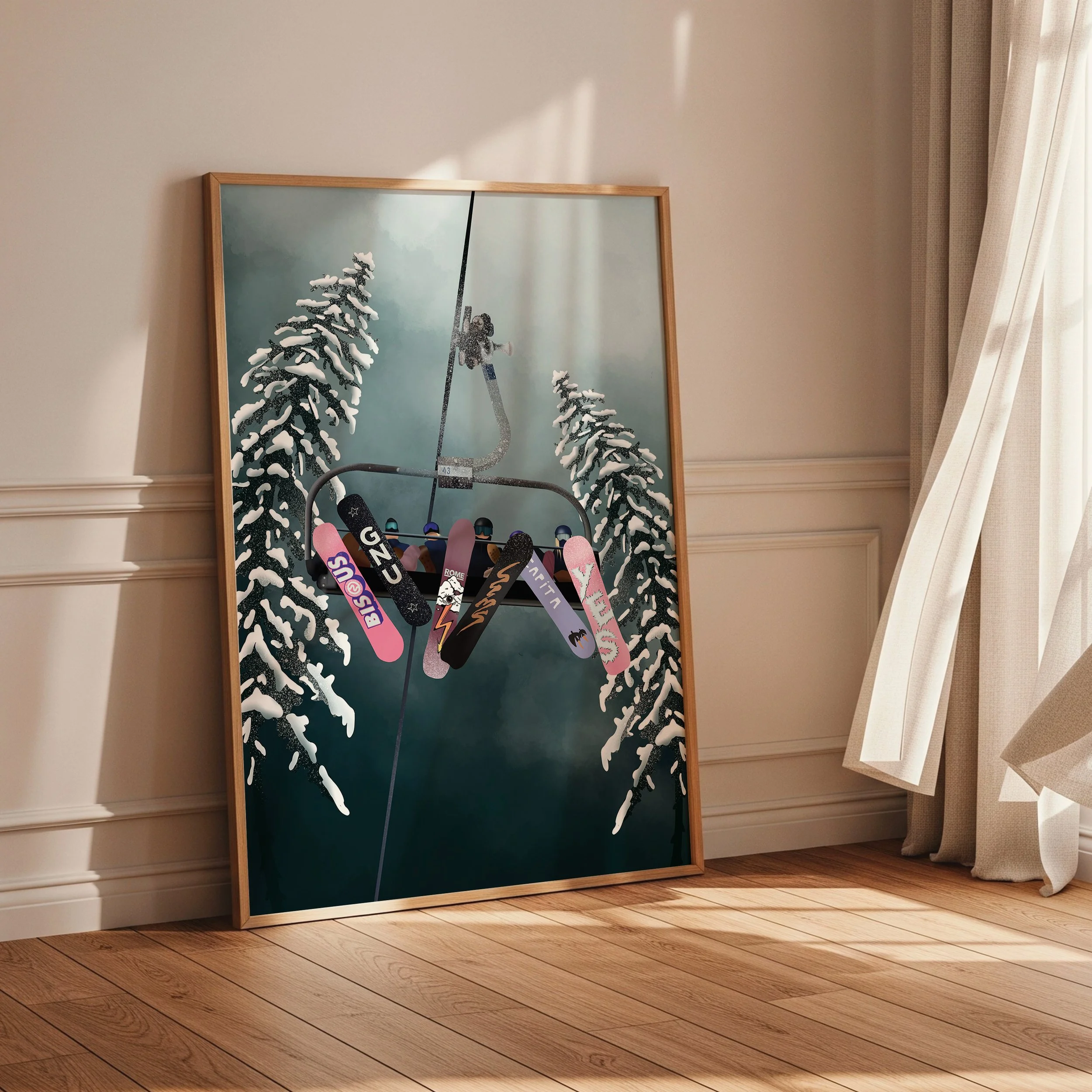 Snowboarders sur un télésièges entourés de sapins enneigés.