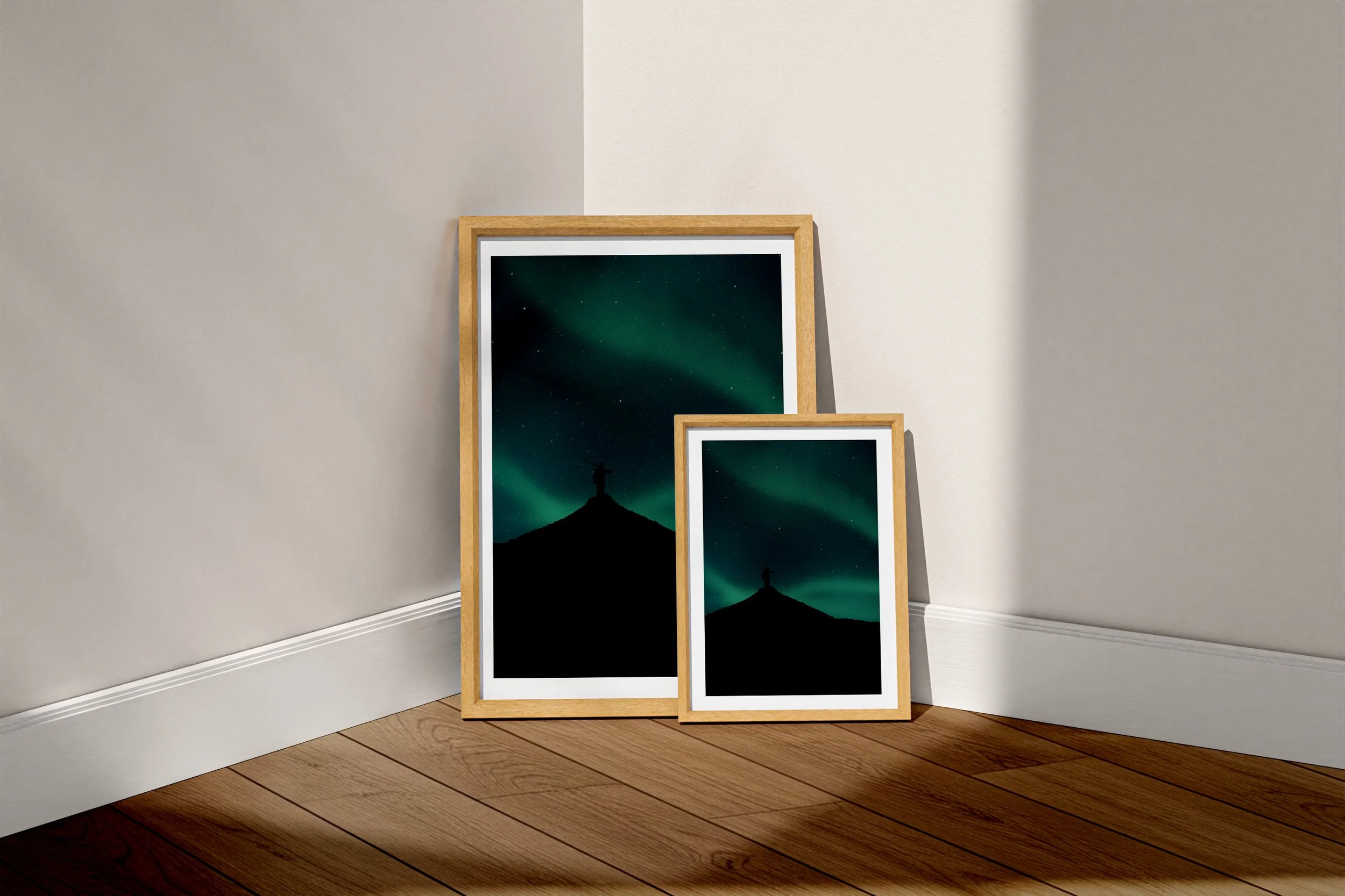 Skieur sous les aurores boréales dans les Lofoten.