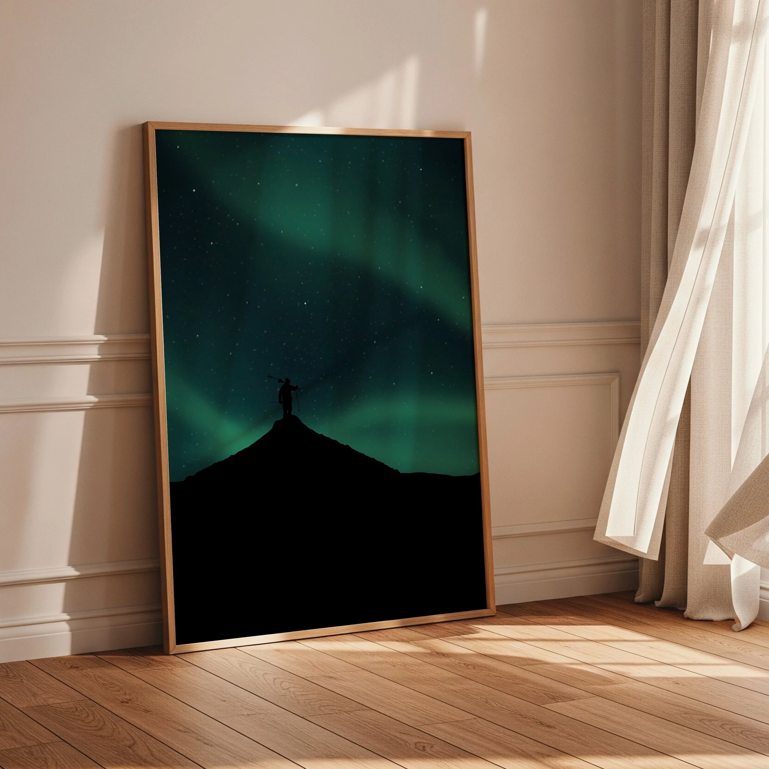 Skieur sous les aurores boréales dans les Lofoten.