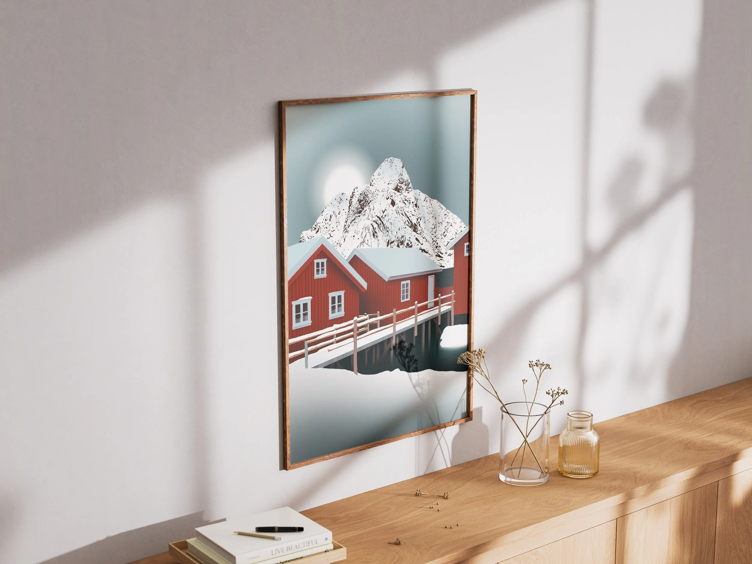 Maisons traditionnelles rouges sur pilotis au bord de l’eau dans les Lofoten en Norvège.