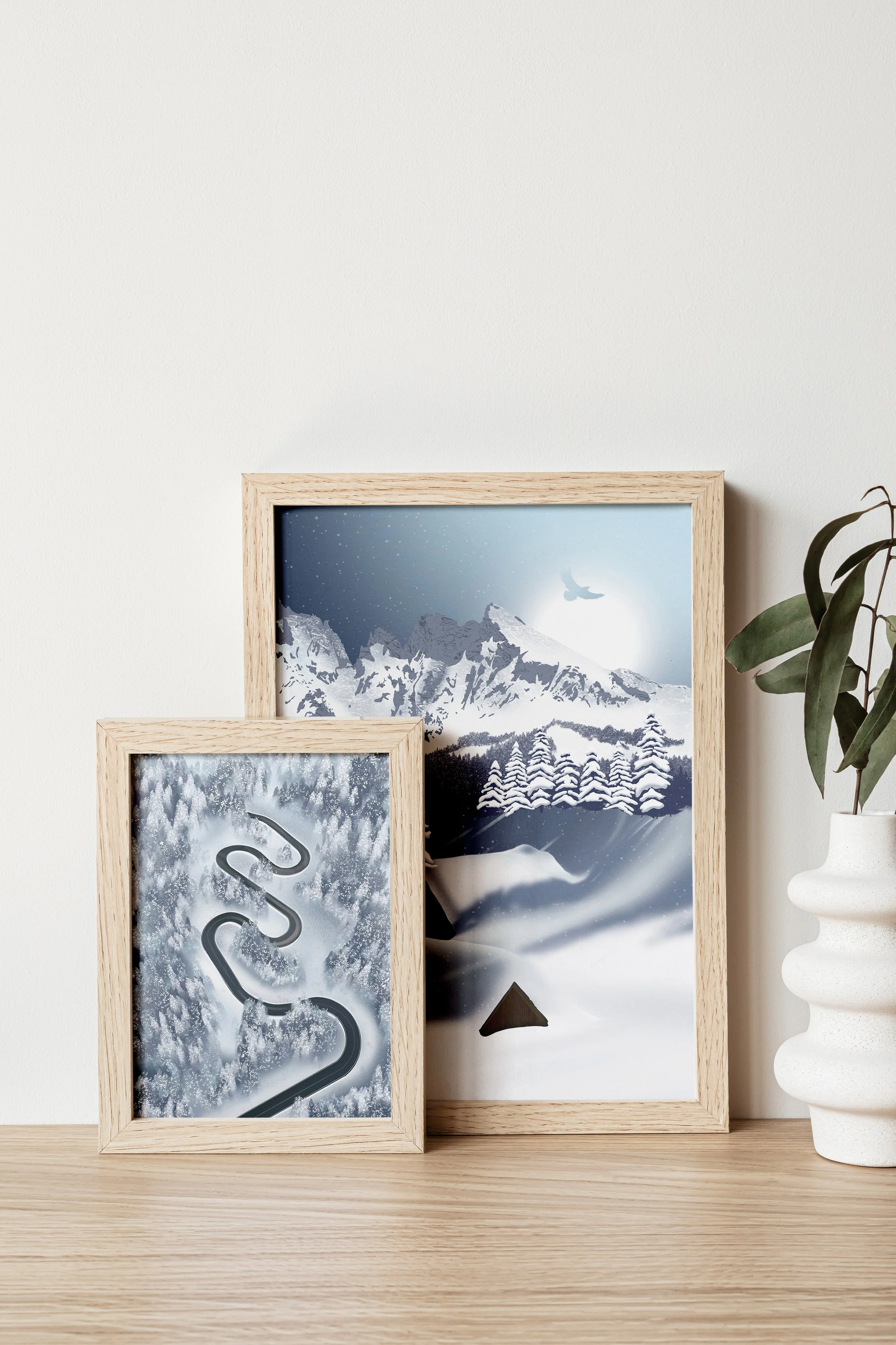 Les chalets enneigés dans les Dolomites en Italie.