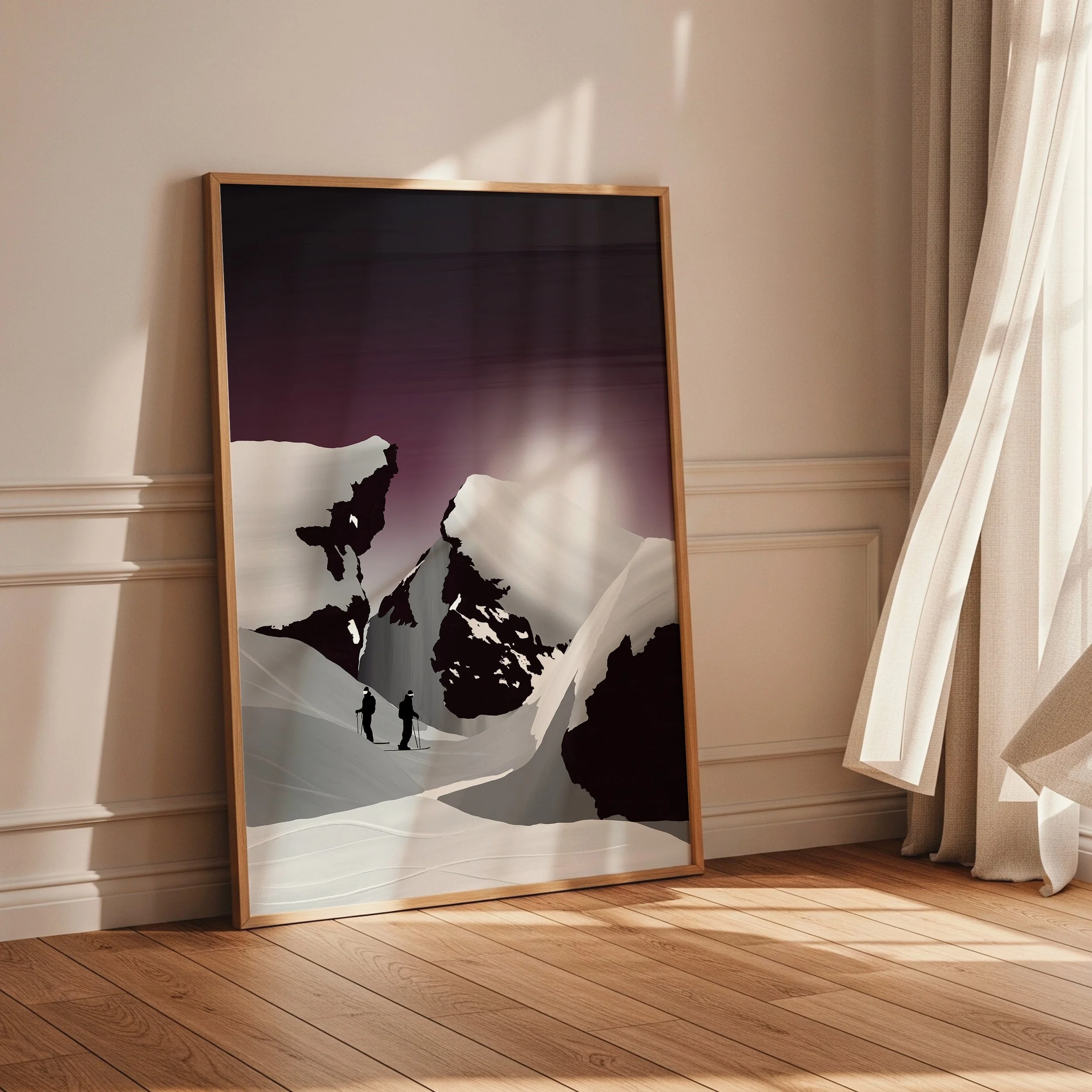 Deux skieurs dans les Alpes françaises enneigées en hiver.