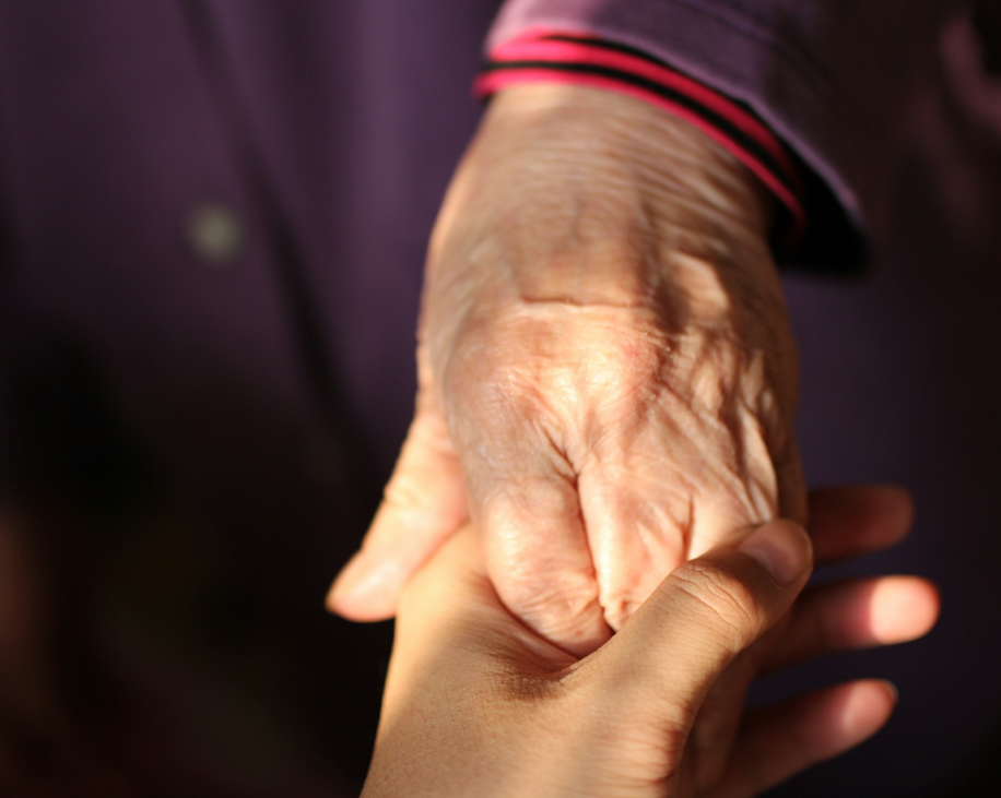 MUISTISAIRAAN VANHUKSEN KUUNTELEMINEN