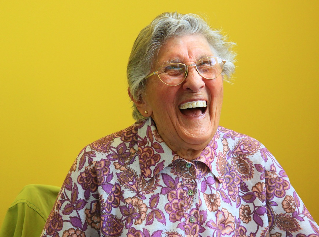 NAURA MUISTISAIRAAN VANHUKSEN KANSSA