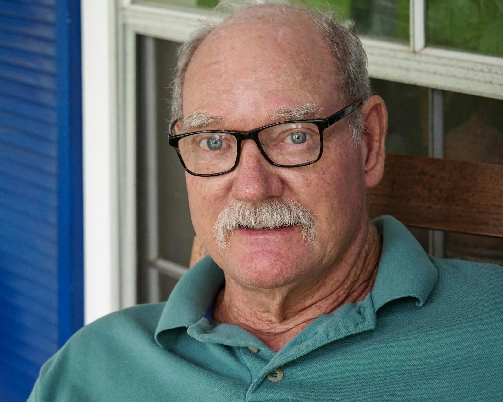 MUISTISAIRAAN VANHUKSEN EPÄLUULOISUUS