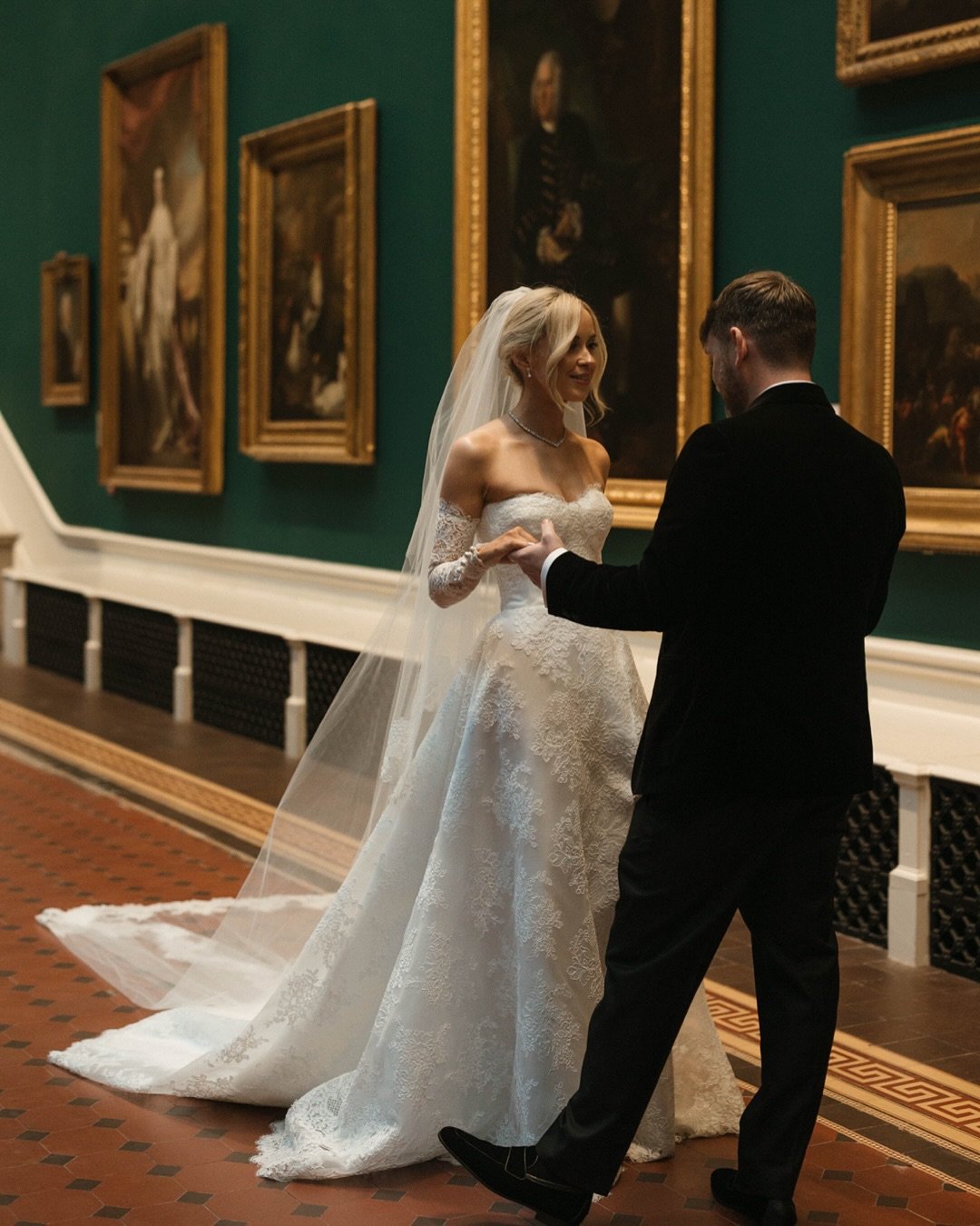 I&rsquo;ll never get over this wedding, an absolutely breathtaking day from start to finish with Helena &amp; Stephen 🤍 some of my favourite portraits of this year, I loved their vibe and how important art was to the two of them. Fun fact, Stephen p
