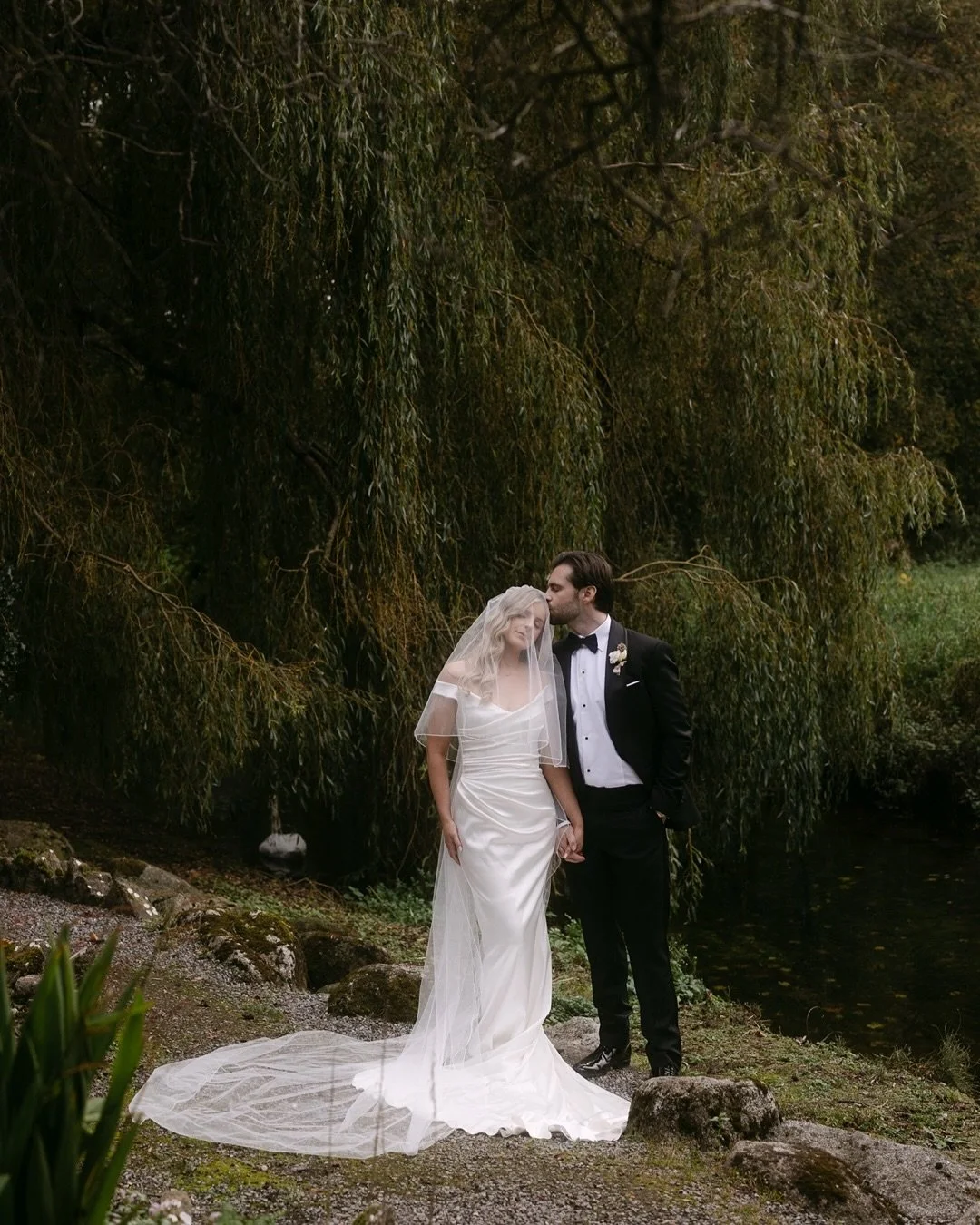 When a family of swans swims over to watch your portrait session, you know it&rsquo;s a special kind of magic. 🦢
A beautiful October wedding at Kilkea Castle with Emily &amp; Paddy, surrounded by familiar faces and even one of my past couples! Momen