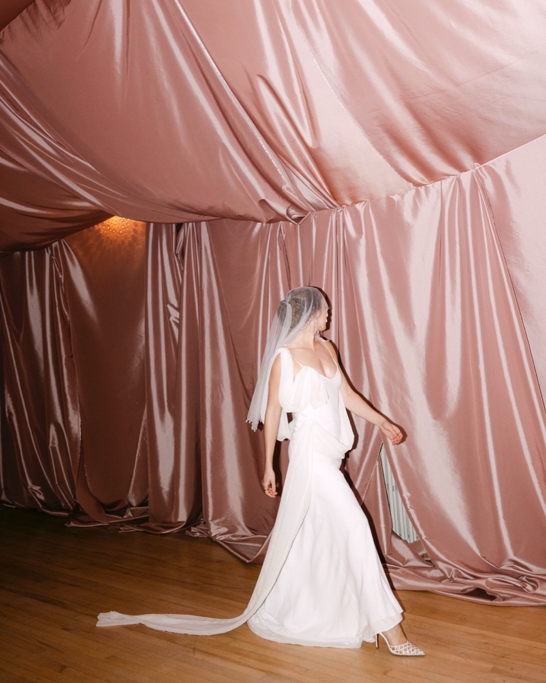 Dusty pink draping, a stunning bridal look, and pears for good measure.
Proof that transforming a space can be as simple as beautiful materials, thoughtful styling, and a little creative curiosity. From our latest collaborative shoot 🤍

Art directio