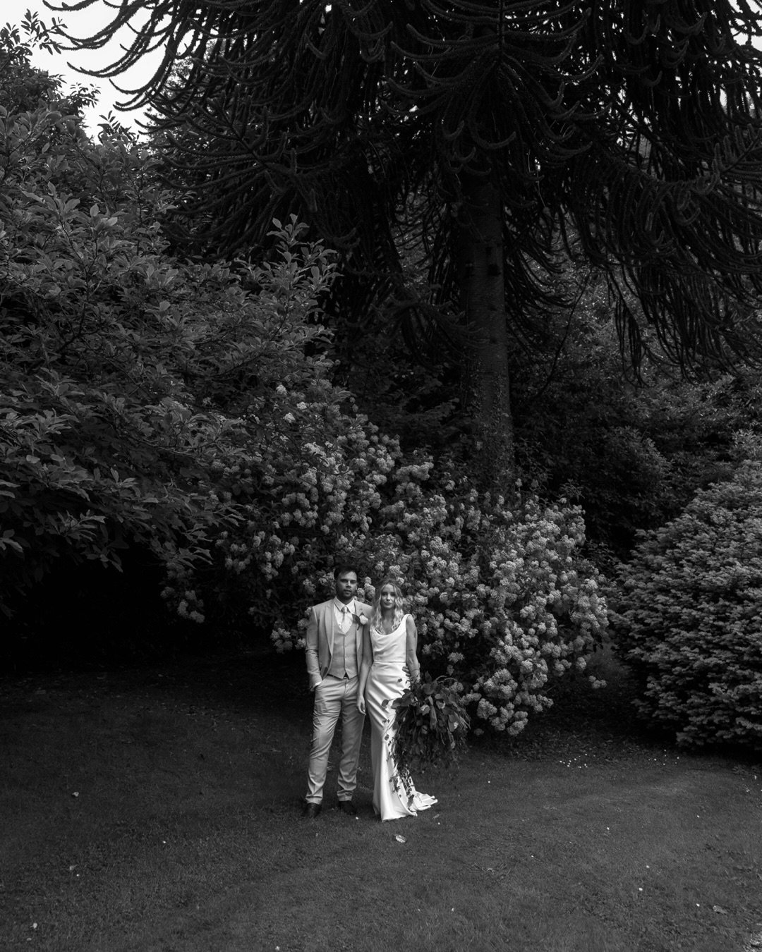 Last summer, Doireann and Conor shared an unforgettable celebration at Ballybeg House. Following an intimate wedding the day before, they welcomed family and friends to a day filled with laughter and intention. We began with a heartfelt first look, c