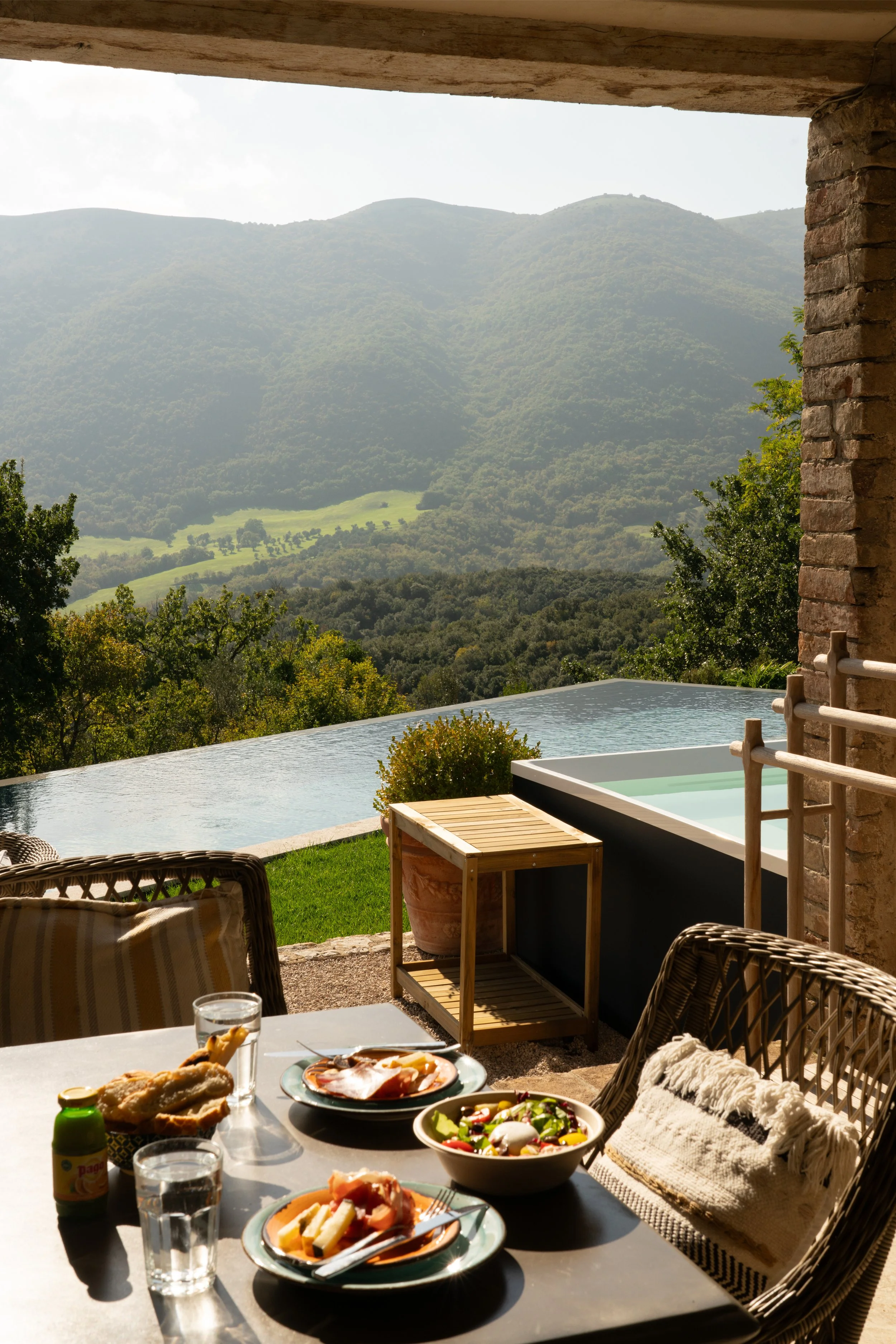 TenutadiMurlo_ResortHotel_Perugia_Umbria_Italy_053_OutdoorDining_Lunch_Pool.jpg