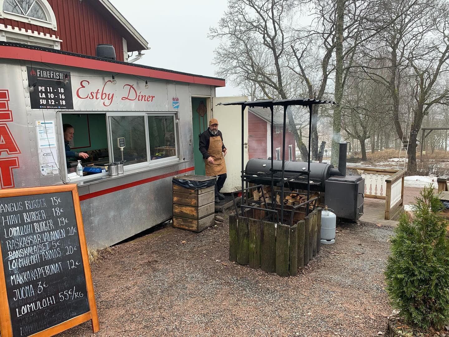 Bes&ouml;kte @maatilapuotigardsboden p&aring; l&ouml;rdagen de har &ouml;ppet ocks&aring; idag! Vilket fint utbud av mathantverk, lokalproducerat k&ouml;tt och charkprodukter, rotfrukter, &auml;pplen, &auml;gg, mj&ouml;l, drycker av olika slag. Ett c