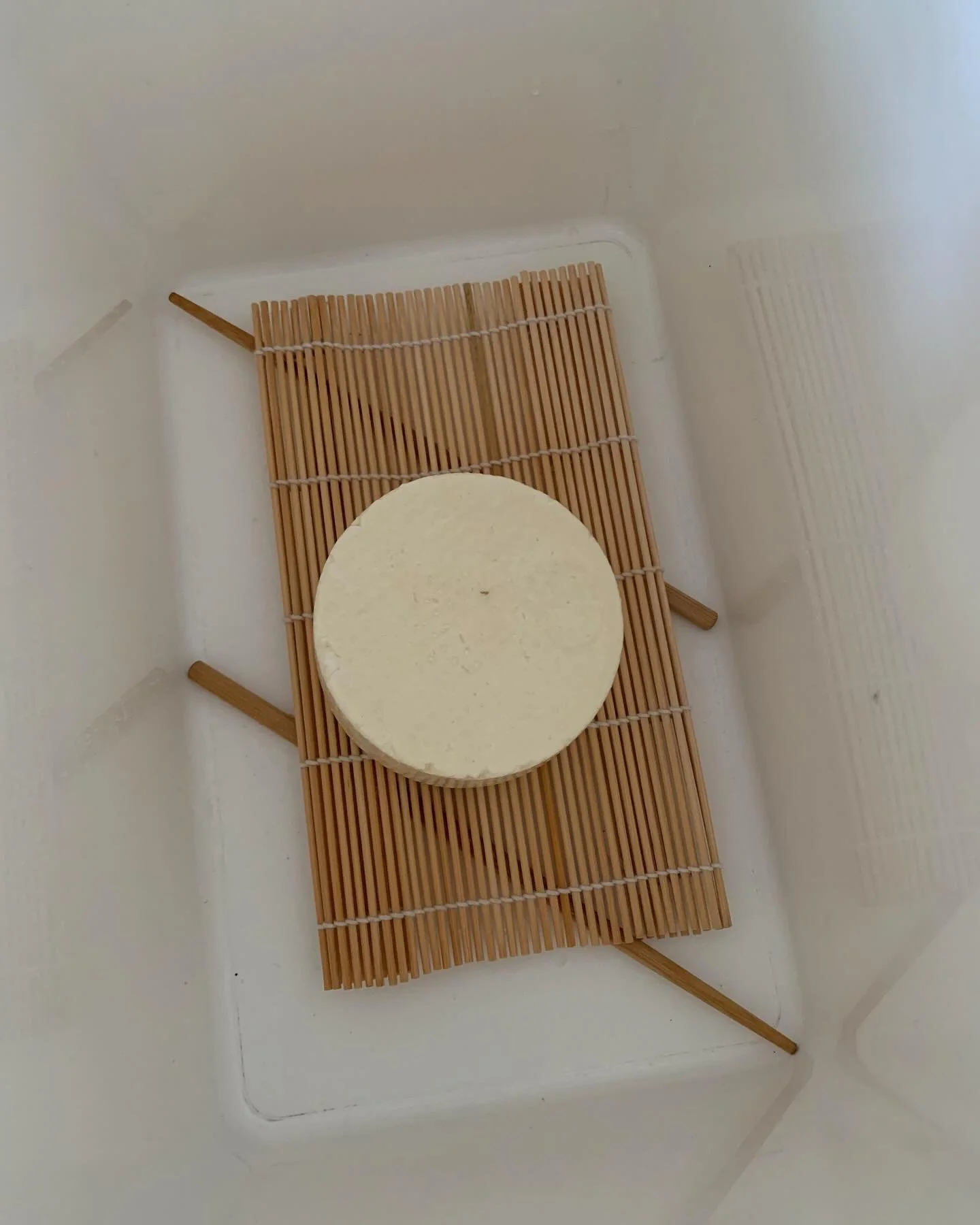 Pikkuinen j&auml;lkihoidossa!
Eli Camembert valkohomejuusto kylm&auml;laatikossa n. 11 astetta saa homehoitoa parisen viikkoa valumaton p&auml;&auml;ll&auml;. J&auml;nnitt&auml;v&auml;&auml; t&auml;m&auml; on 🙃 
Den blivande camembert vitm&ouml;gelo