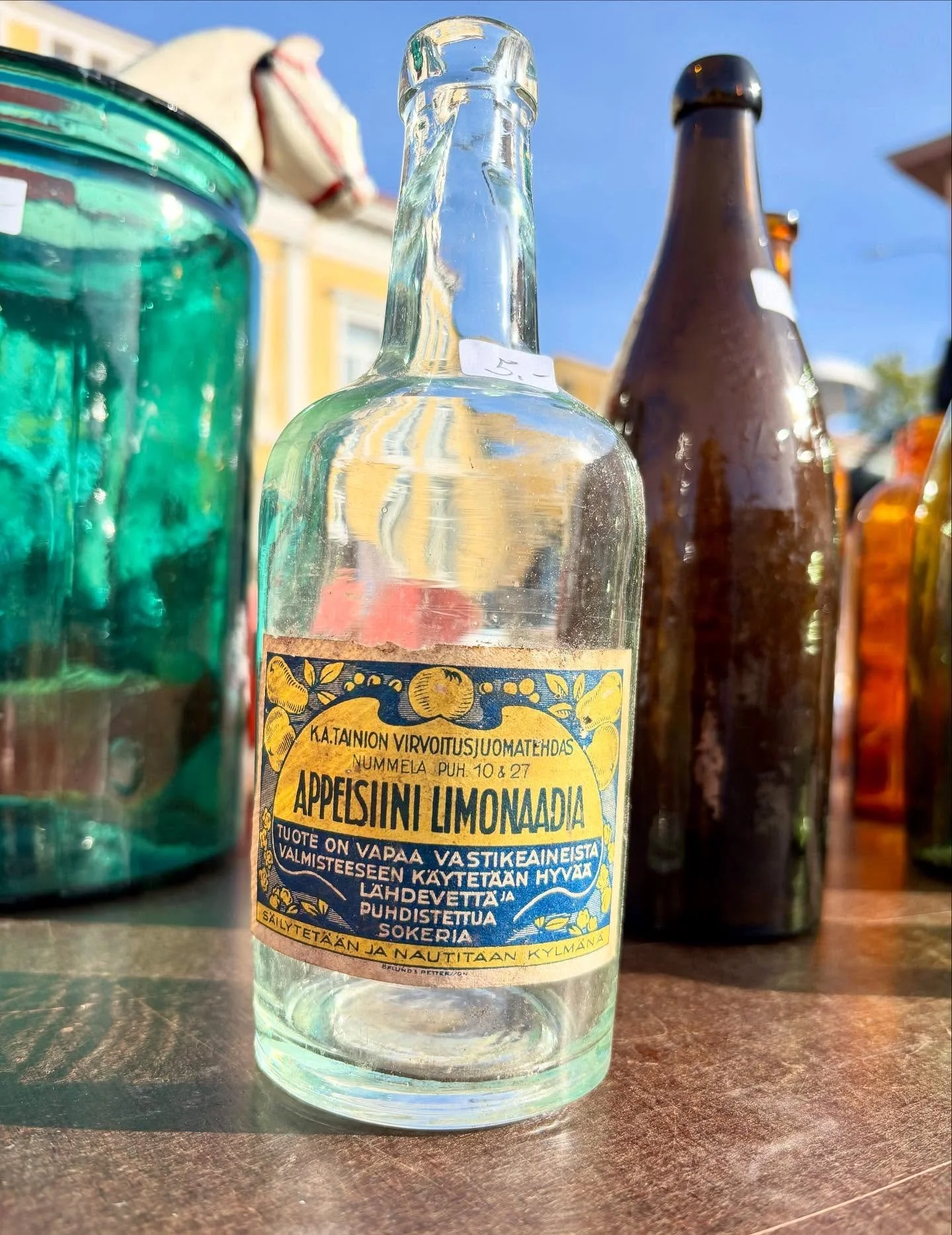 Redan f&ouml;r l&auml;nge sedan kunde man tillverka lemonad utan tillsats&auml;mnen &rdquo;med k&auml;llvatten och renat socker&rdquo;. #mathantverk#lemonad #limonad #drycker #kolsyradedrycker 
K.A.TainionVirvoitusjuomatehdas  Nummela #virvoitusjuoma