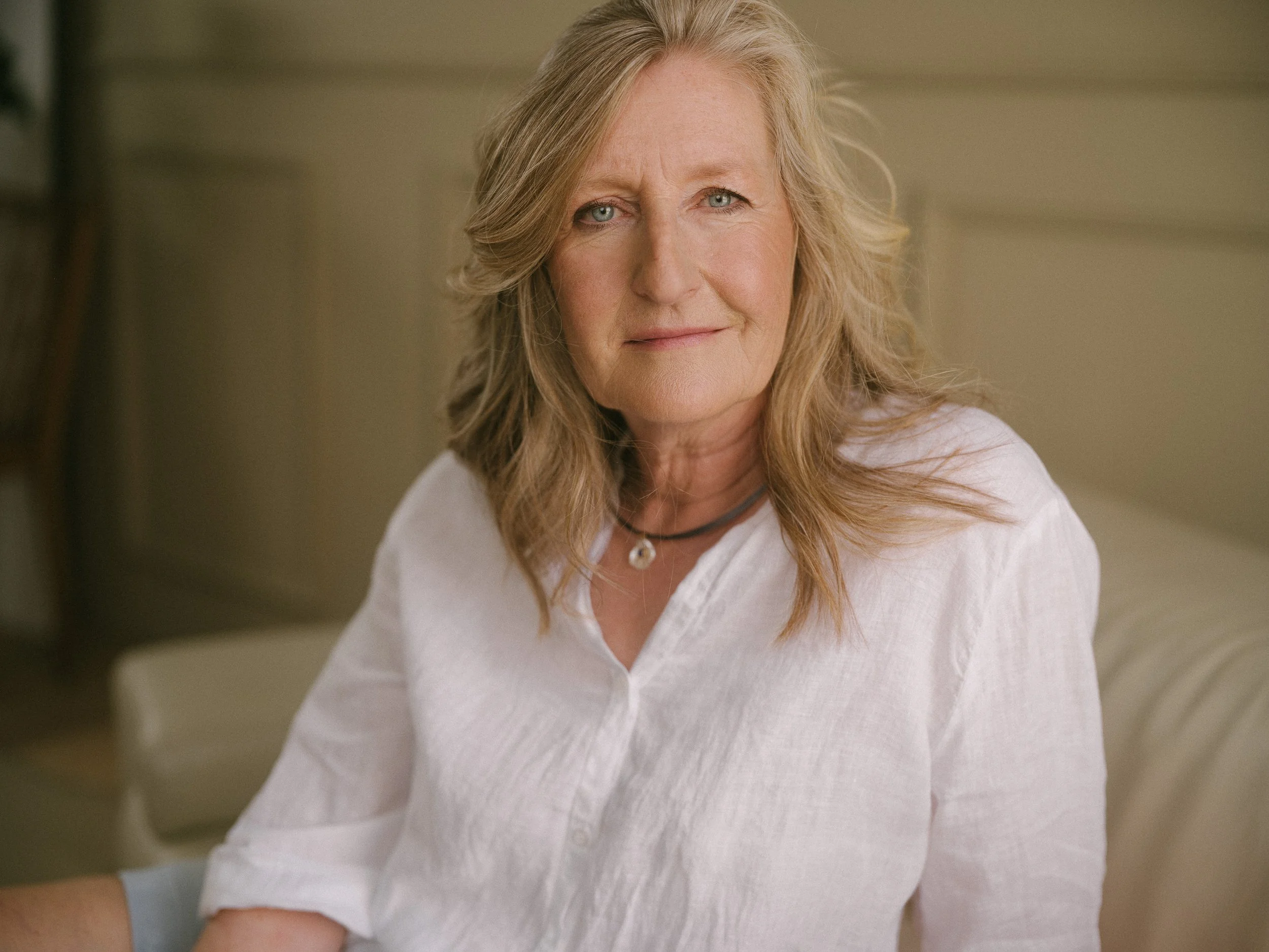 "Ich habe mich so gefreut und habe immer wieder gelacht, weil ich mich erkannt habe, weil ich mich schön fand - in so vielen Bildern. In meinen Facetten. In meiner Art. Wen sehe ich auf den Bildern? eine wunderschöne Frau Eine Frau, die das Glück und