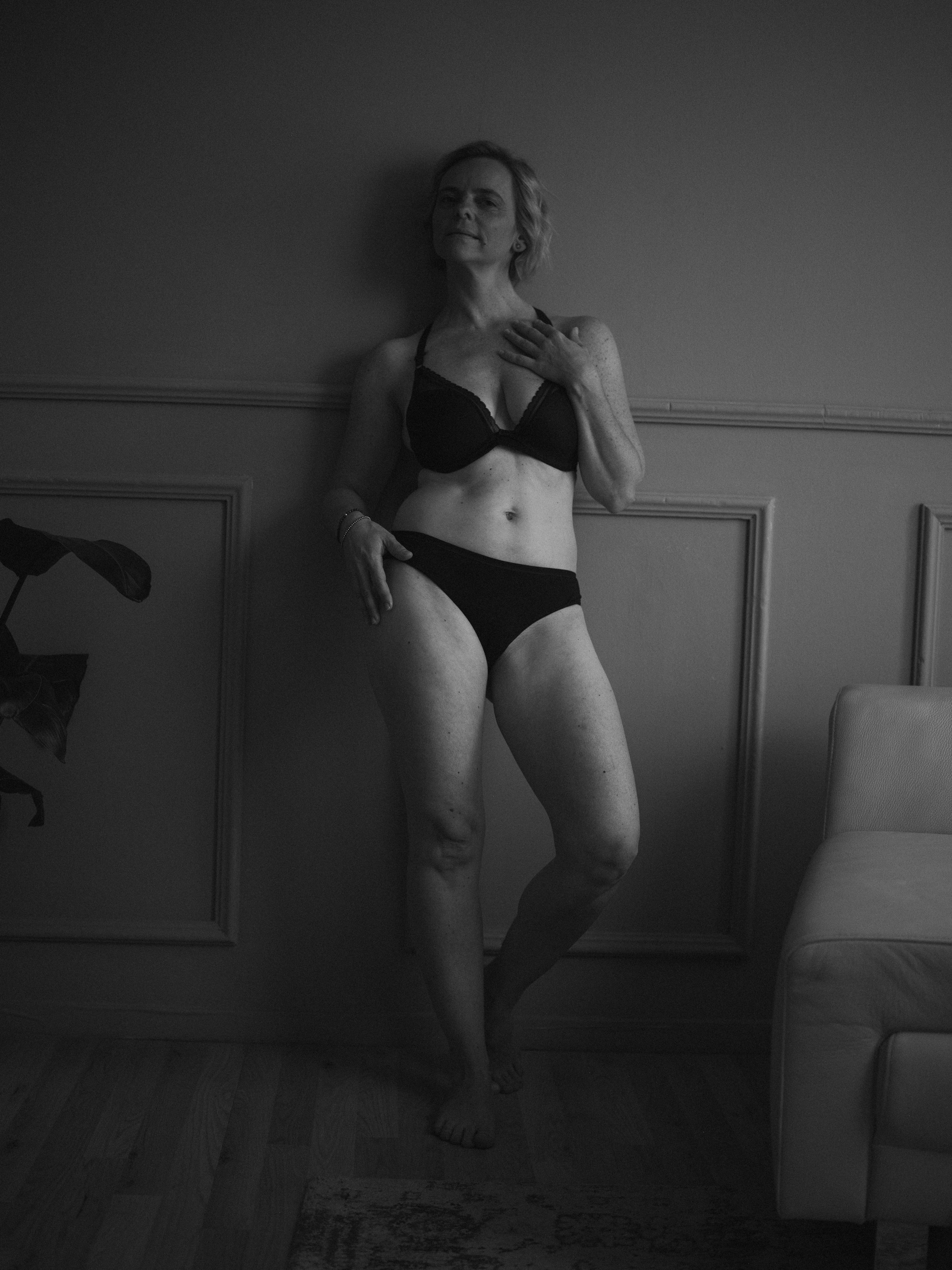 "Ich war ... überrascht, wie viele wunderschöne Fotos von mir dabei waren. Sie zeigen mich so wie ich bin… pur und natürlich, sinnlich, weiblich, fröhlich und vieles mehr. Ja und meine Erwartungen wurden übertroffen! 

Ich bin sehr berührt und dankba