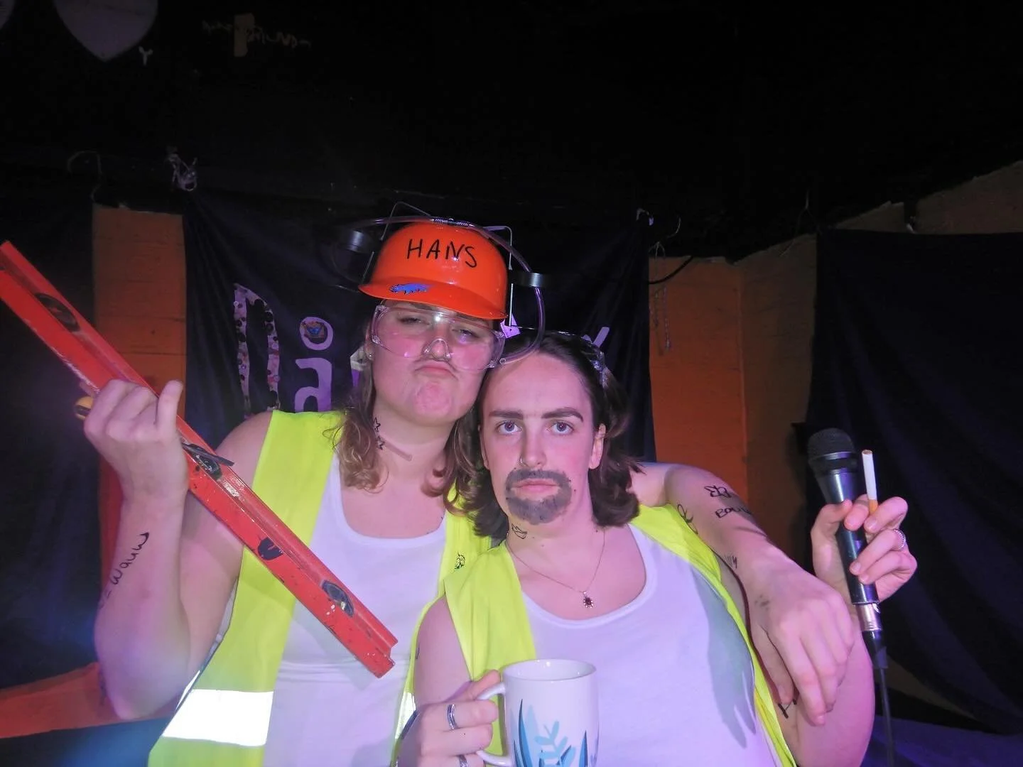 Hans en Bob vonden het misschien een shitshow, maar wij vonden het een D&aring;rfintastische glittershow #catorgie #bouwtekening #baasbovenbaas 🪚🪩✨