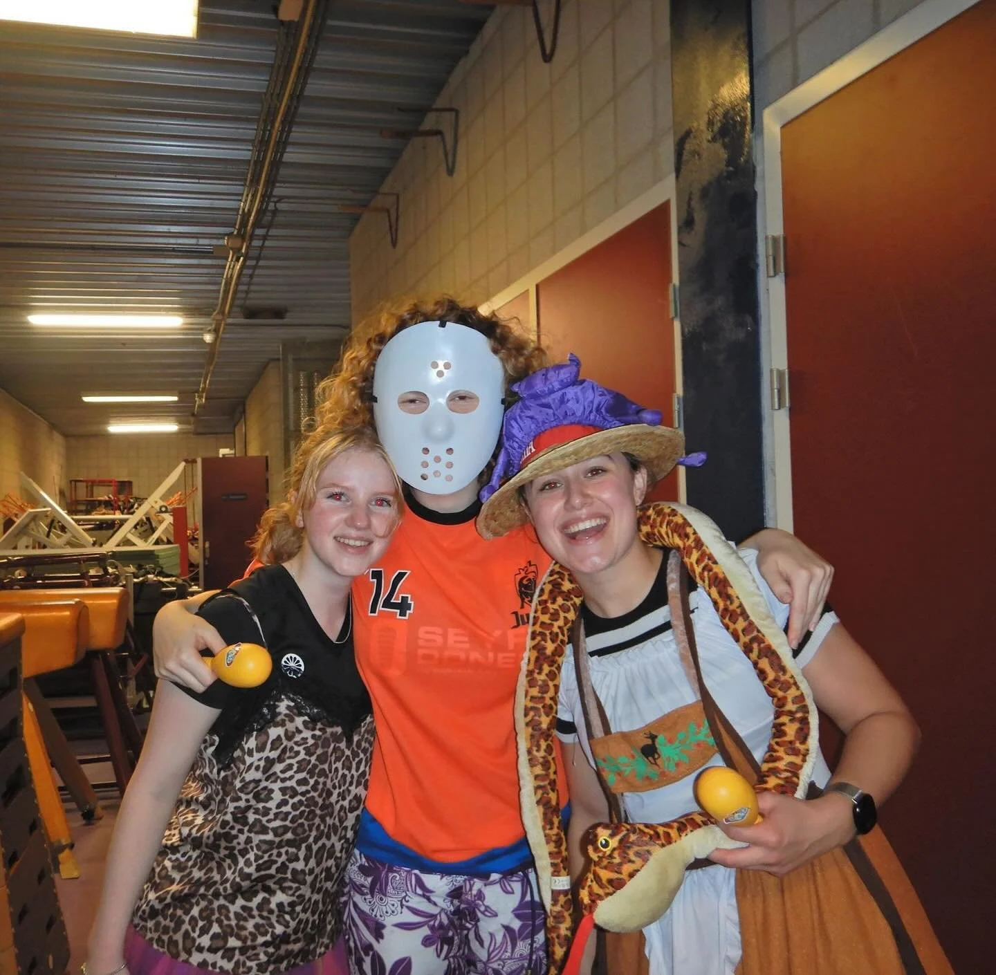 Sportief geslingerd aan de touwen en vervolgens welverdiend pilsjes gedronken bij de glittercantus 🐒🪩✨ #aapjes #zoenenisgaaf #kifeshmetjou