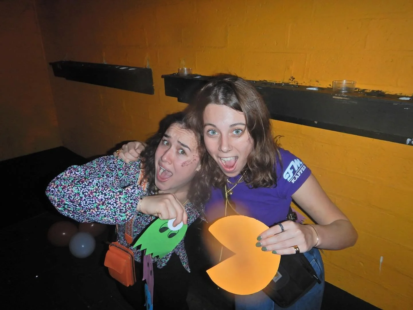 Na wat teambuilding oefeningen met de managers #snorremans #theoffice, ook nog wat pacman spelletjes gespeeld #haphap #onmogelijkeknoop