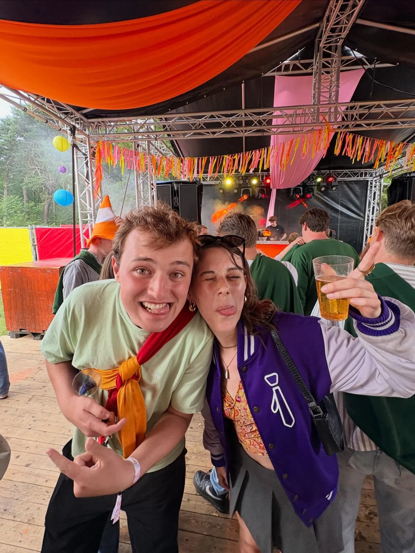 Weet jij nog een passend woord met een B voor ons Bougie Beachy Bier weekendje? 🏖️🦩🏐🍻🪣 #zwemmenmetbea #escalatieluca #balenttalent