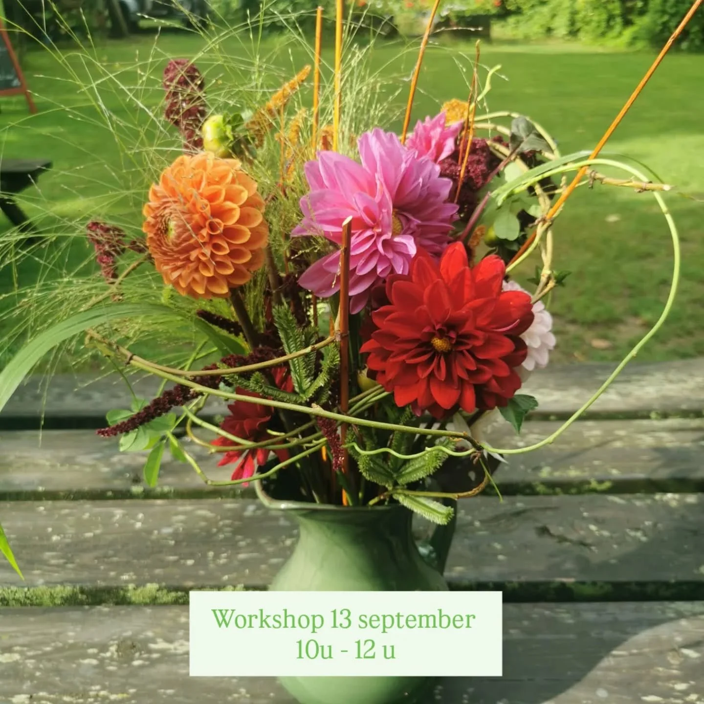 Workshop Dahliaboeket in handgemaakte keramiek

Heb jij zin in een ontspannende workshop tussen de bloemen?
Tijdens deze creatieve workshop gaan we aan de slag met het samenstellen van een prachtig dahlia-boeket in een handgemaakte vaas @fincahanna. 