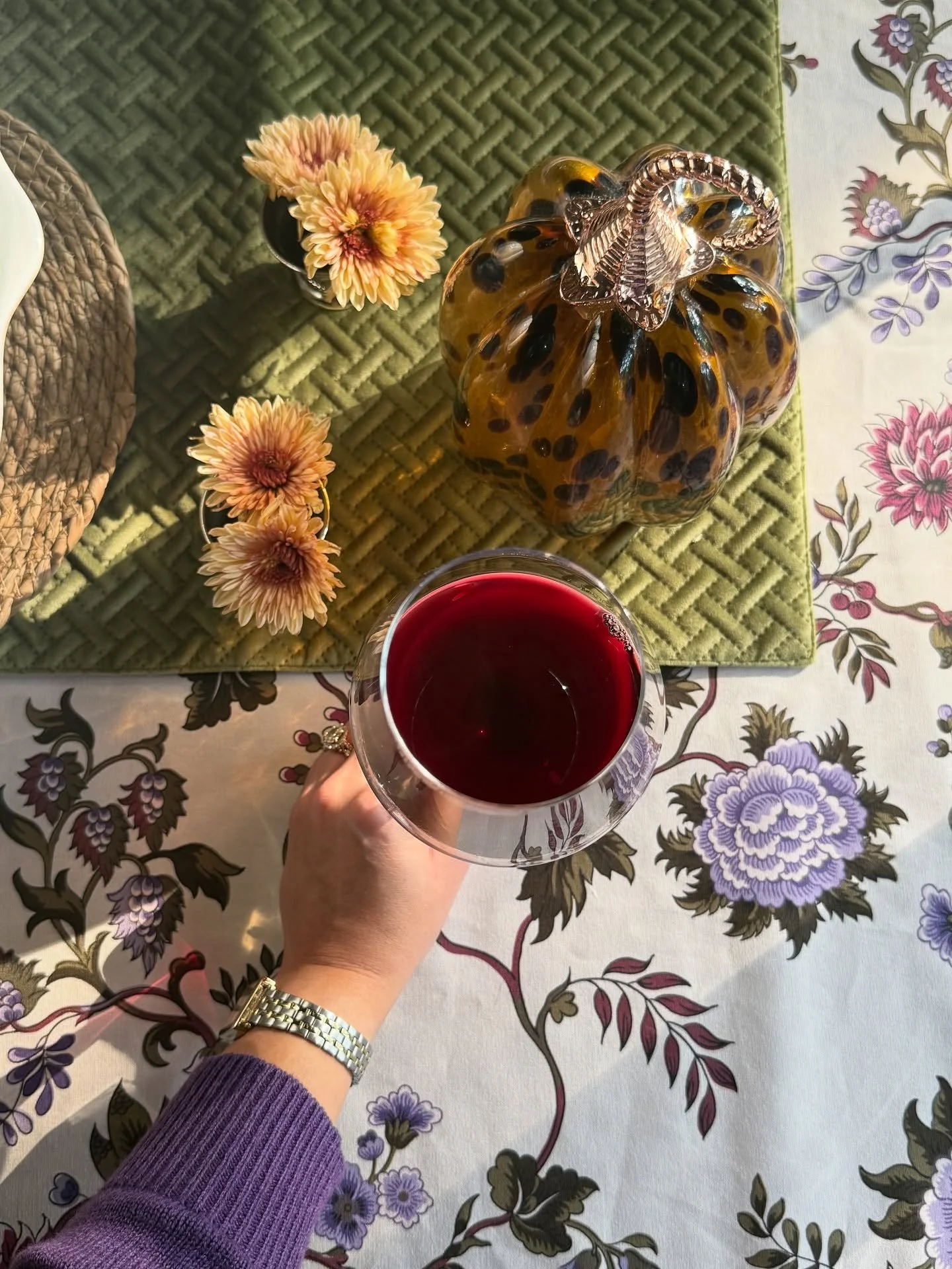 A love letter to the first half of October 🍂💜
#fallstyle #classicstyle #cozyhome #timelessinteriors