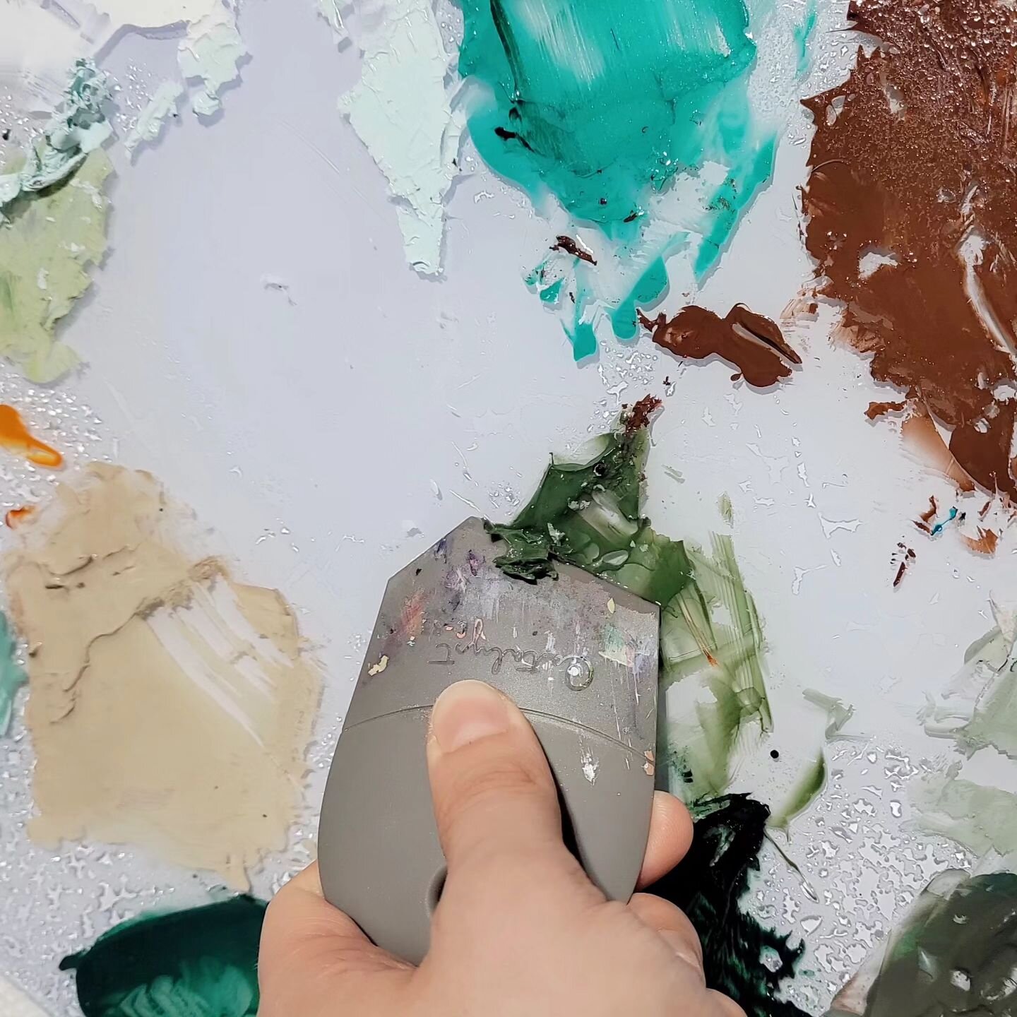 One of the ways I decided to help the environment in my studio is using a tempered glass palette. 👩&zwj;🎨 I bought one and fell in love with it, so I bought a second one. They are super easy to clean! 

Let your paint dry. 

Spritz some water on it
