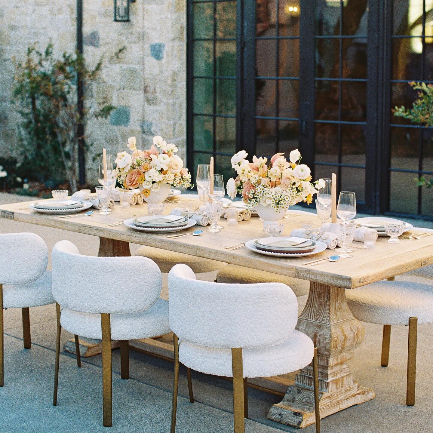 Sweet buttery blooms for a warm summer wedding.
Planning + Design: @Houseofloveplanning
Photography: @Allielindseyphotography
Florals: @DeBloemco @mayeshcarlsbad
BTS: @firstlooksocialwed
Venue: @Monserateweddings
Bar + Ceremony Stage: @Cavalierbars