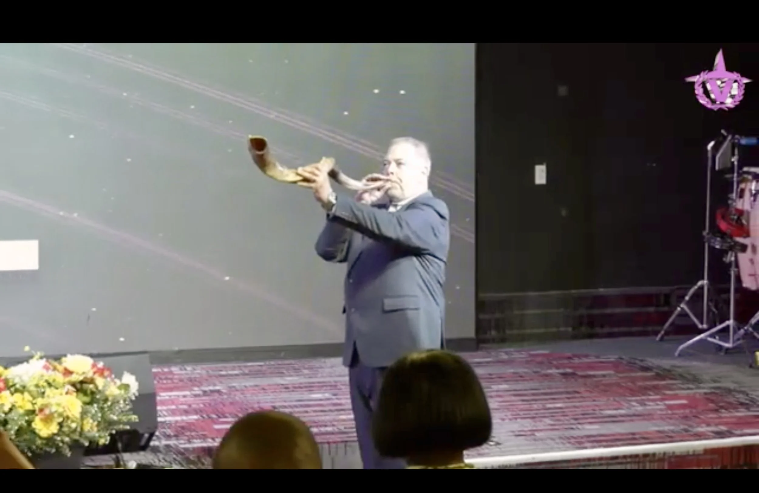 James Knabe sounding and teaching on the shofar. Blowing the shofar. The trumpet of the bible at a church in Texas.