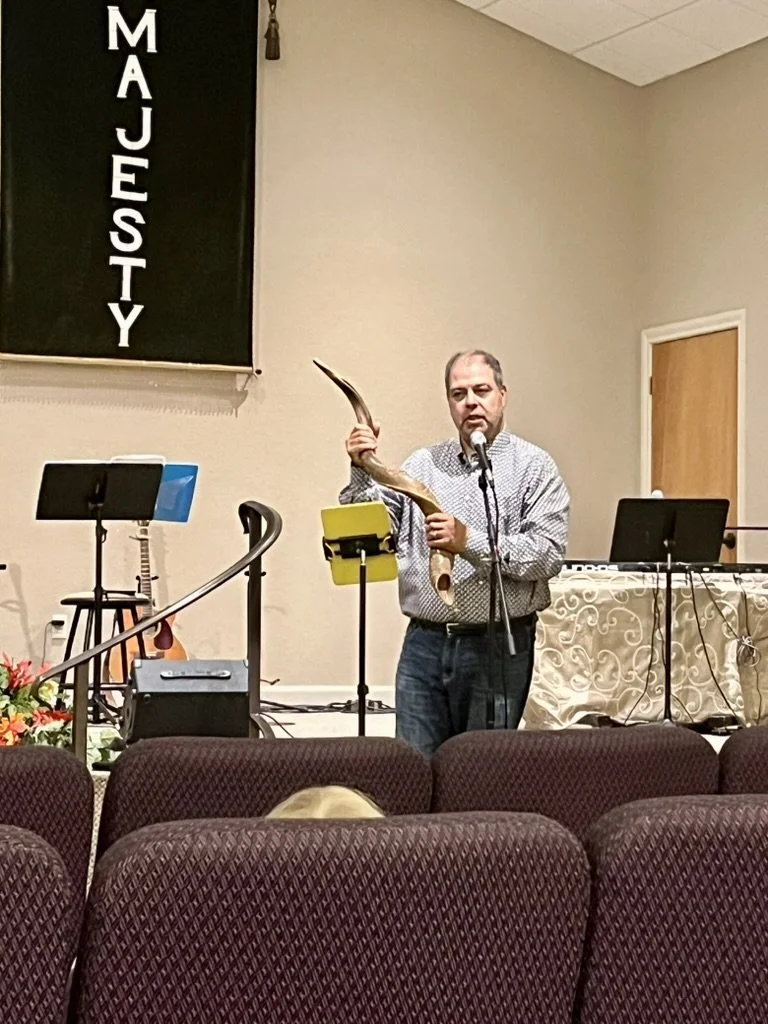 James Knabe sounding and teaching on the shofar. Blowing the shofar. The trumpet of the bible at a church in Texas.