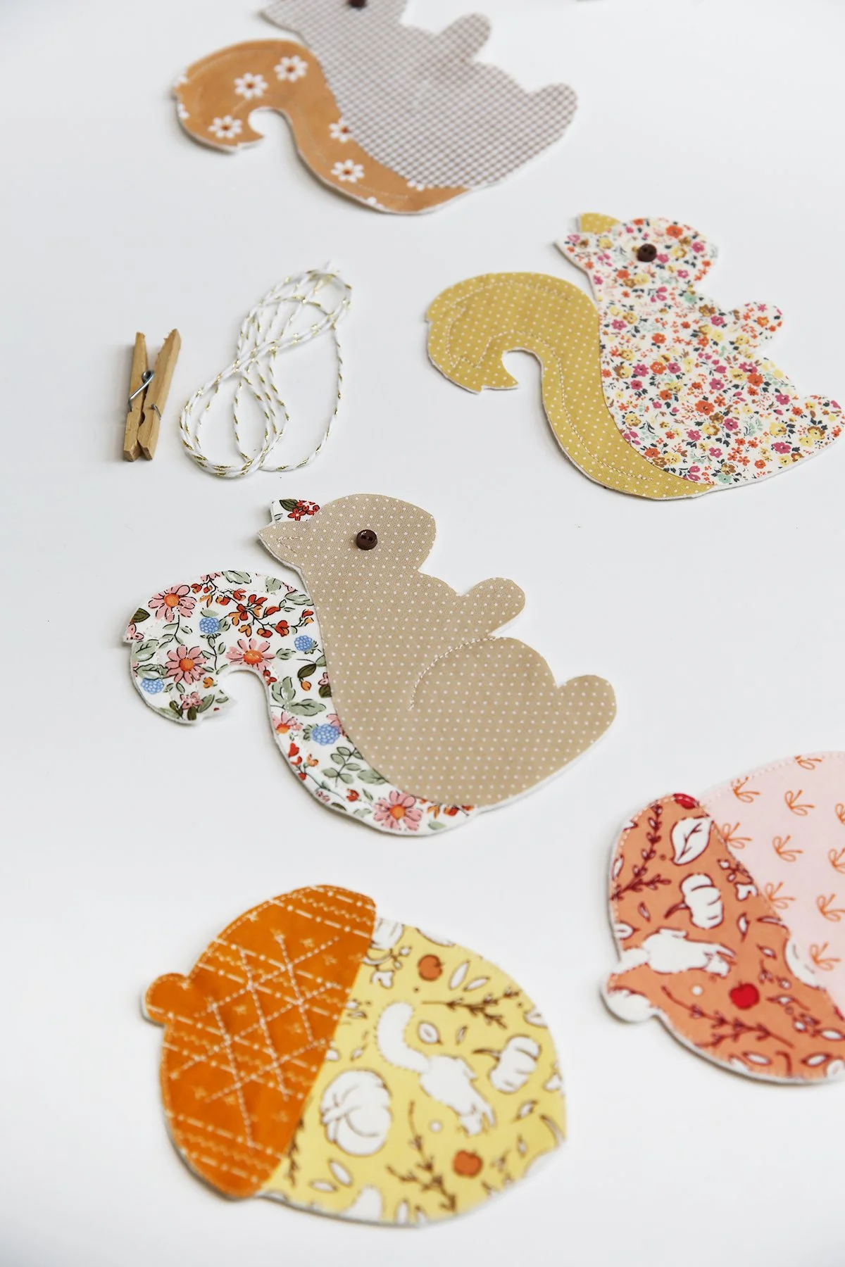 Squirrels-Garland-Pattern-by-Elea-Lutz.jpg
