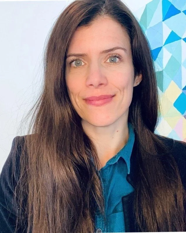 Portrait professionnel de Julie Bazinet, stratège marketing et directrice marketing à la pige, qui accompagne des entreprises du Québec en stratégie, contenu et IA appliquée.