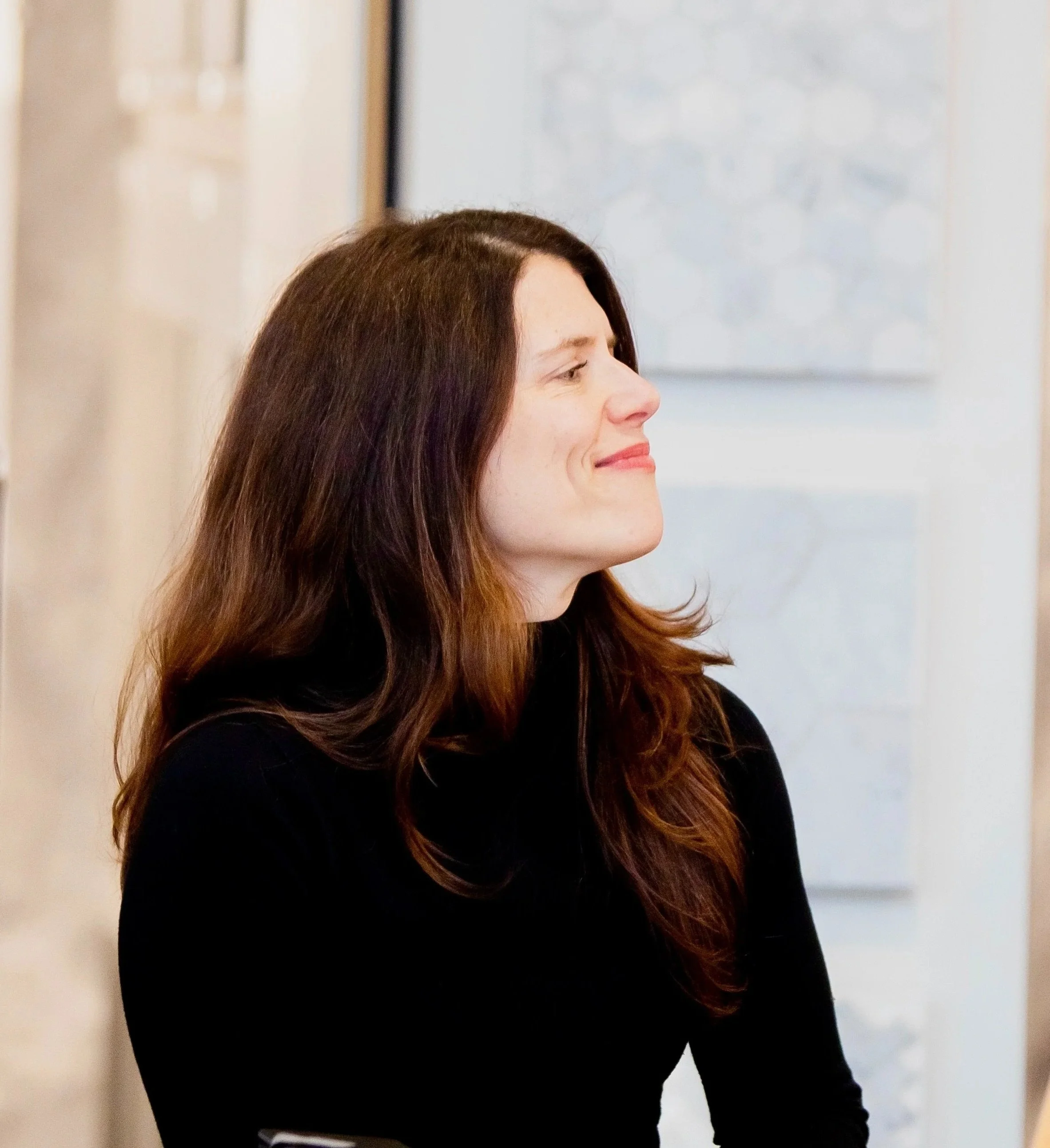 Portrait de Julie Bazinet, consultante en marketing et fondatrice de Sortie67, dans un environnement de travail professionnel, représentant une approche stratégique et humaine basée dans les Laurentides.