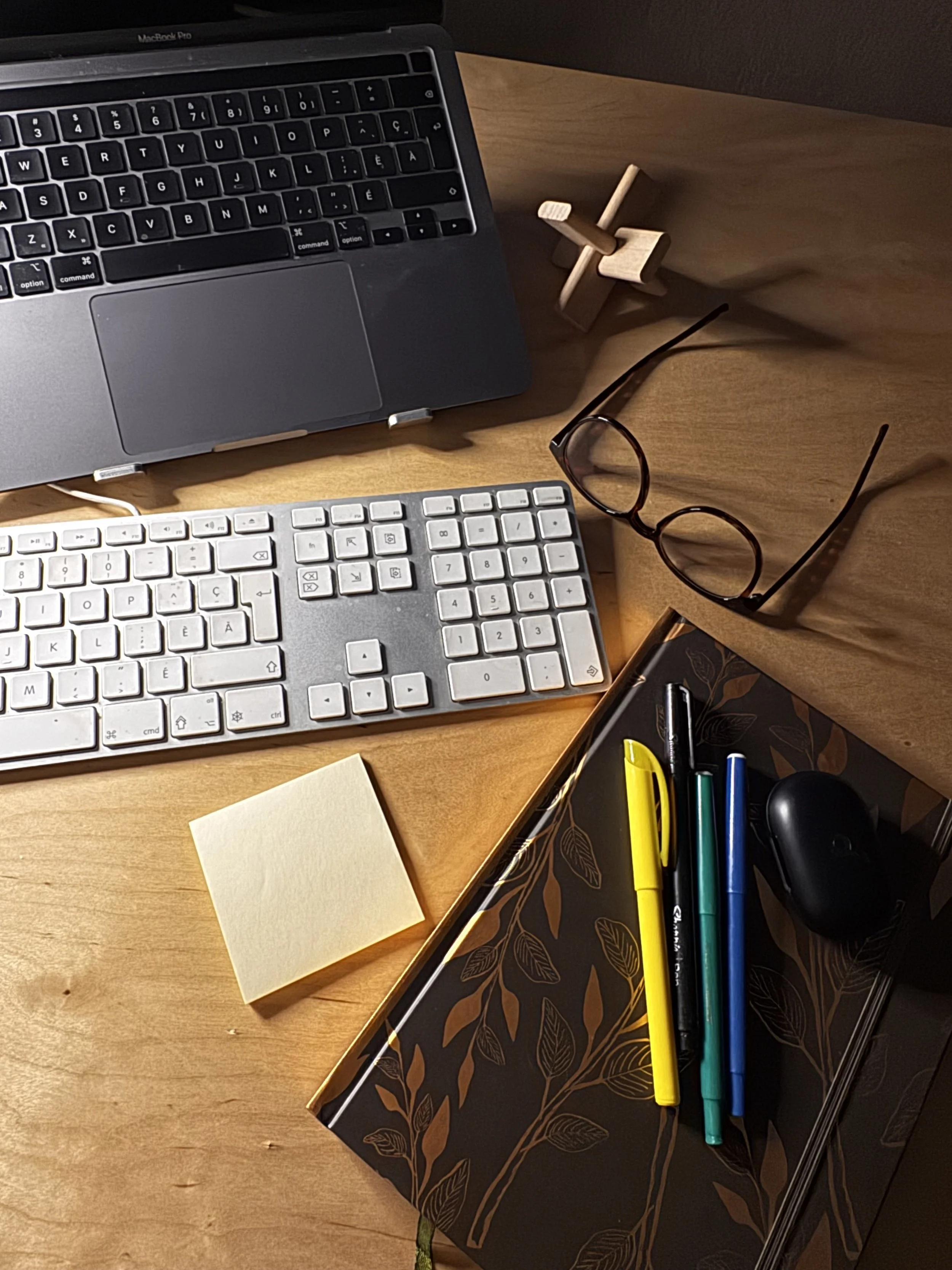 Espace de travail illustrant un mandat marketing à la pige, axé sur la réflexion, la planification et la mise en place de solutions concrètes pour soutenir les équipes selon leurs besoins.