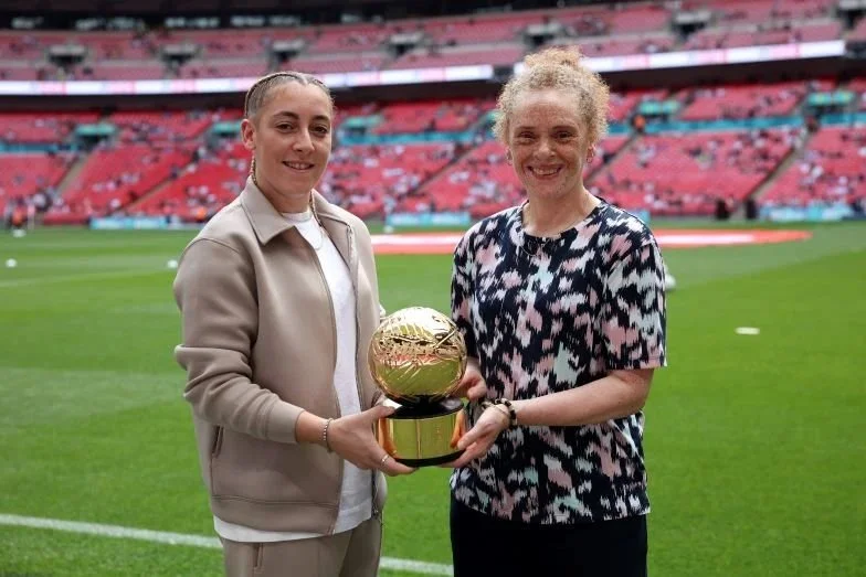 Former FA Cup winner Kerry Davis back on the pitch at Wembley 🏟

📸 Kerry presented Natasha Leach with the Golden Ball award for becoming the 2023/24 @adobewomensfacup top goal scorer 🔥🔥

👉🏼 Did you know Kerry has scored three times at this icon