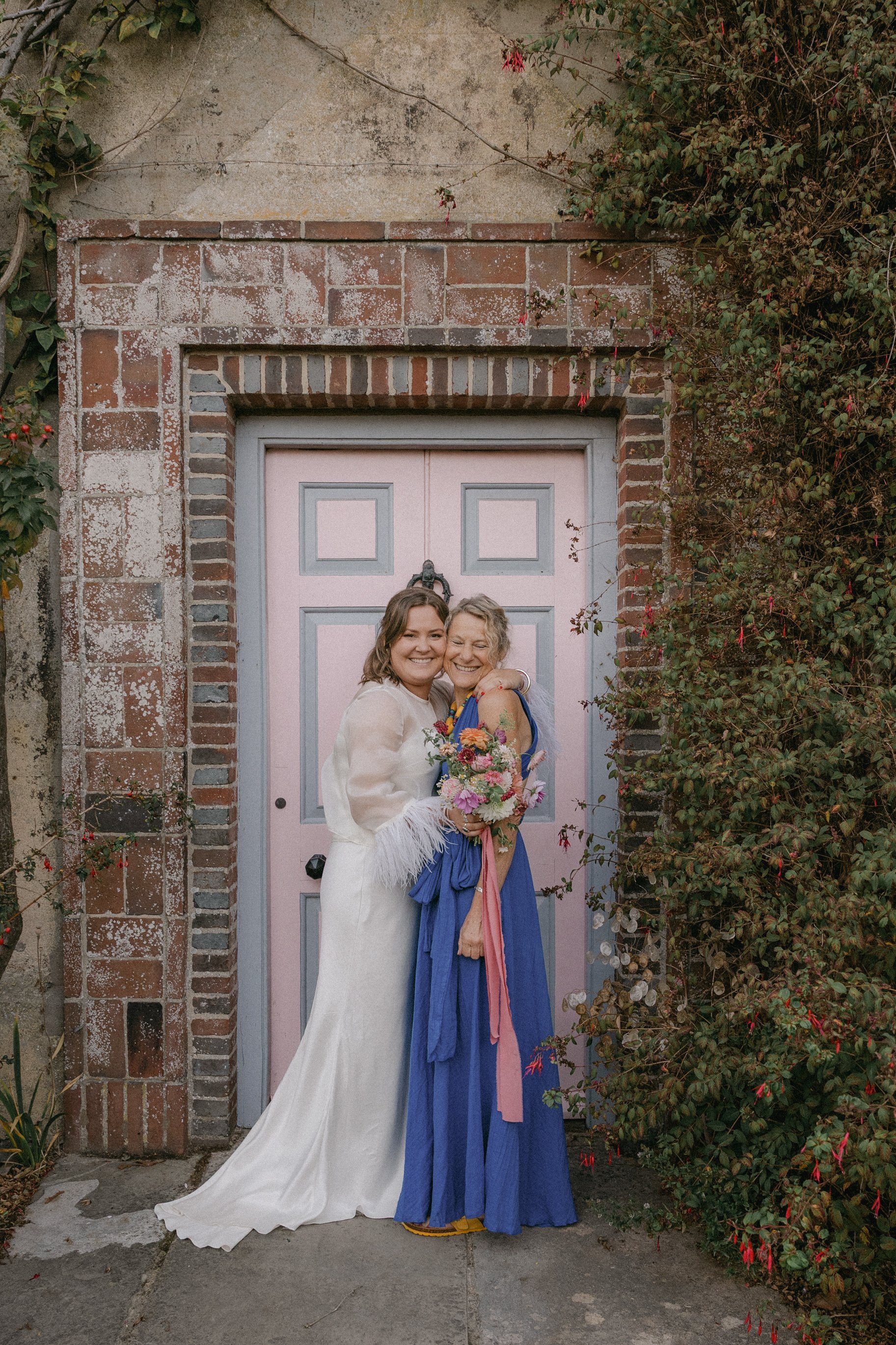 CharlestonHouseWeddingHuggingMum.jpg