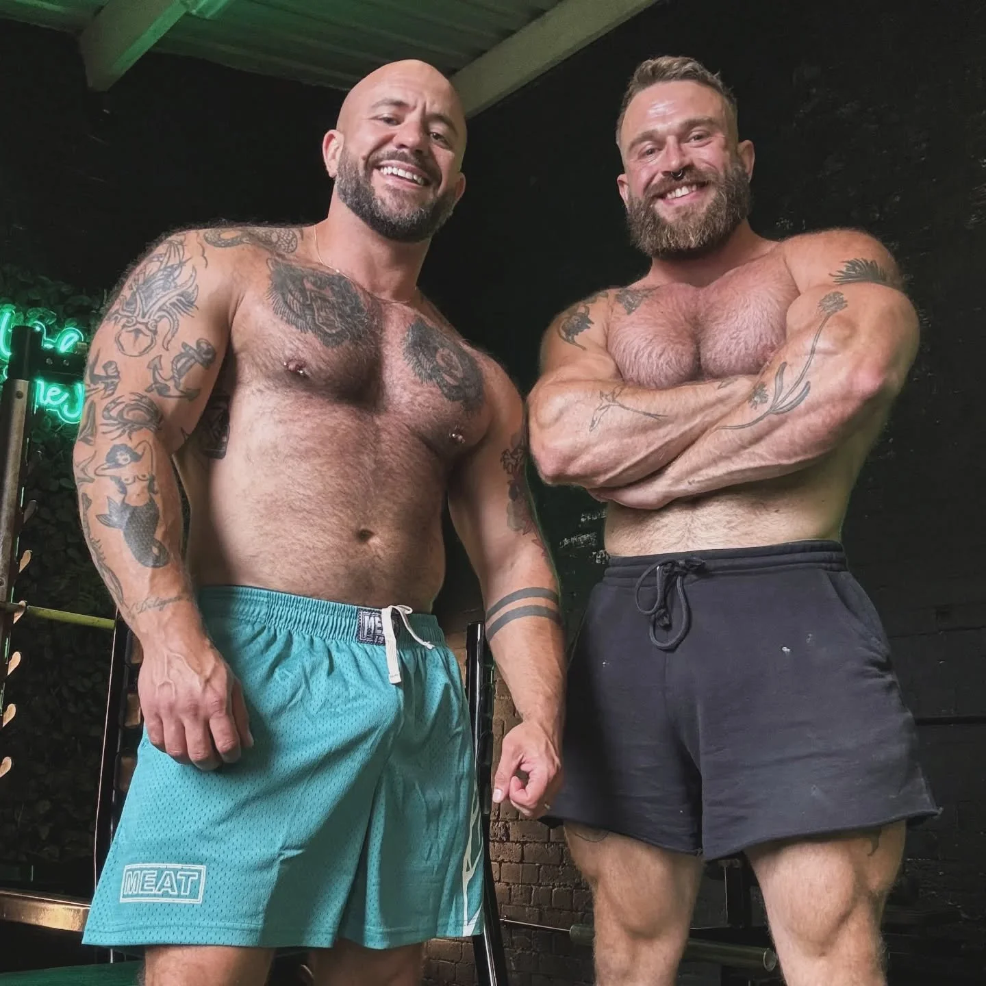 Whether you want to get big arms and shoulders to fill out your shirts, or move some of the belly to balance out the bulk, or a juicy set of shorts-filling thighs and glutes... 
We are your guys!
Book a call with the link in the bio πͺπ»β€οΈ
