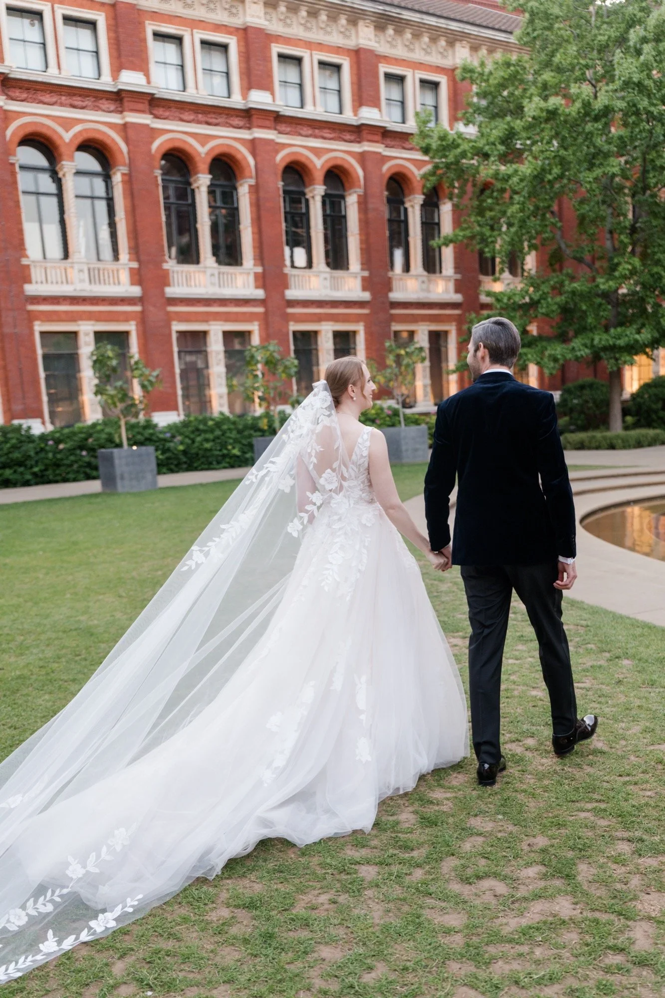 all-white-victoria-albert-museum-wedding-london-51.jpg