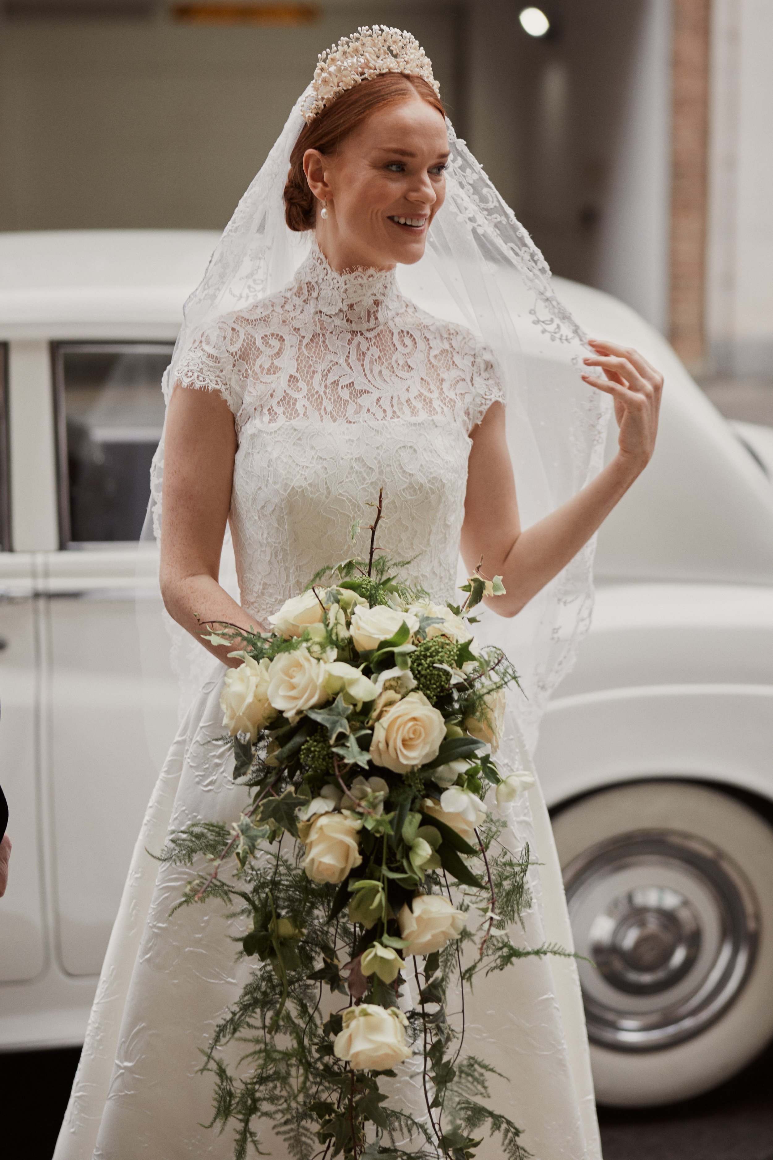 sassi-holford-bride-trailing-bouquet.jpg