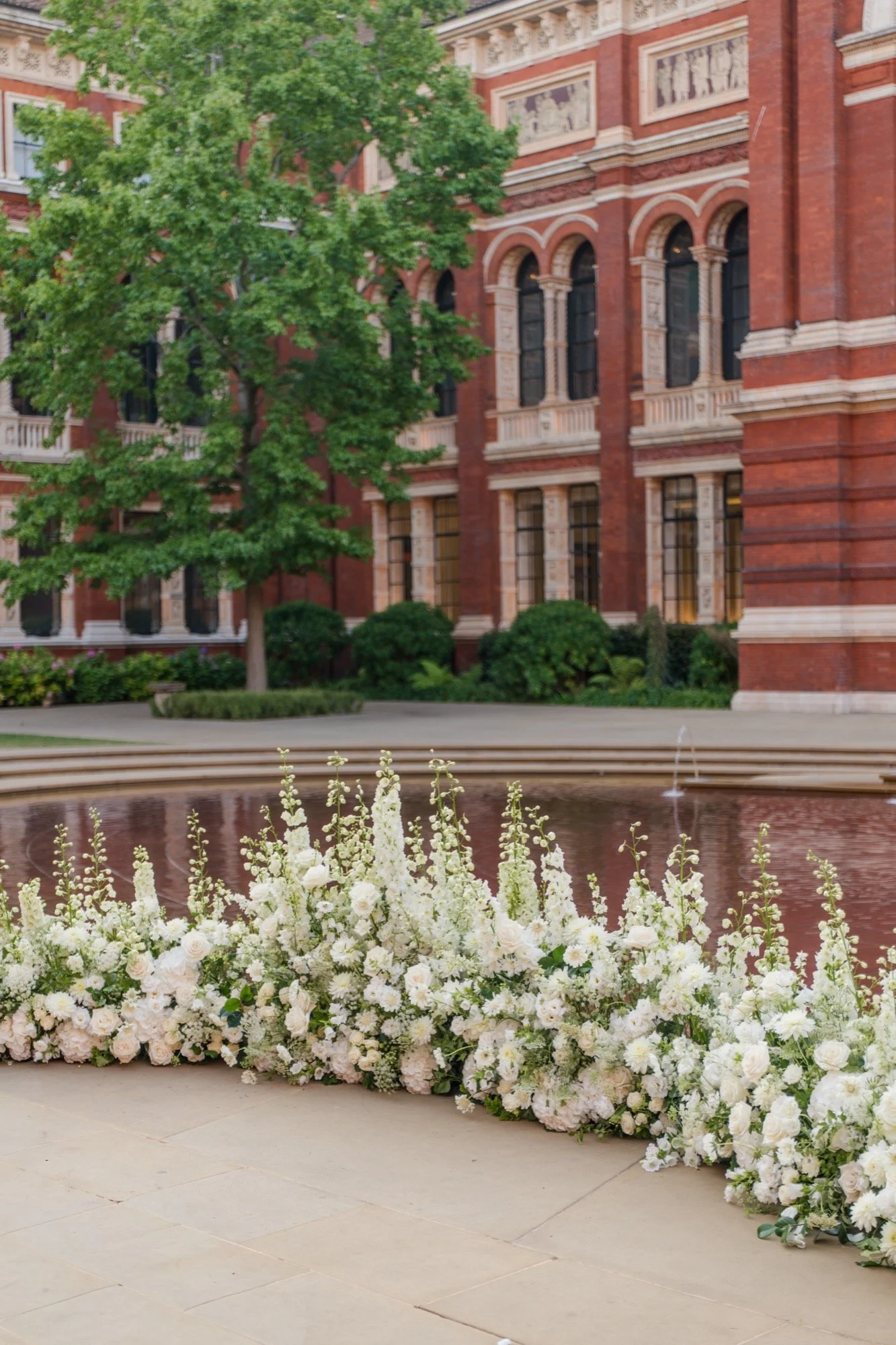 all-white-victoria-albert-museum-wedding-london-4.jpg