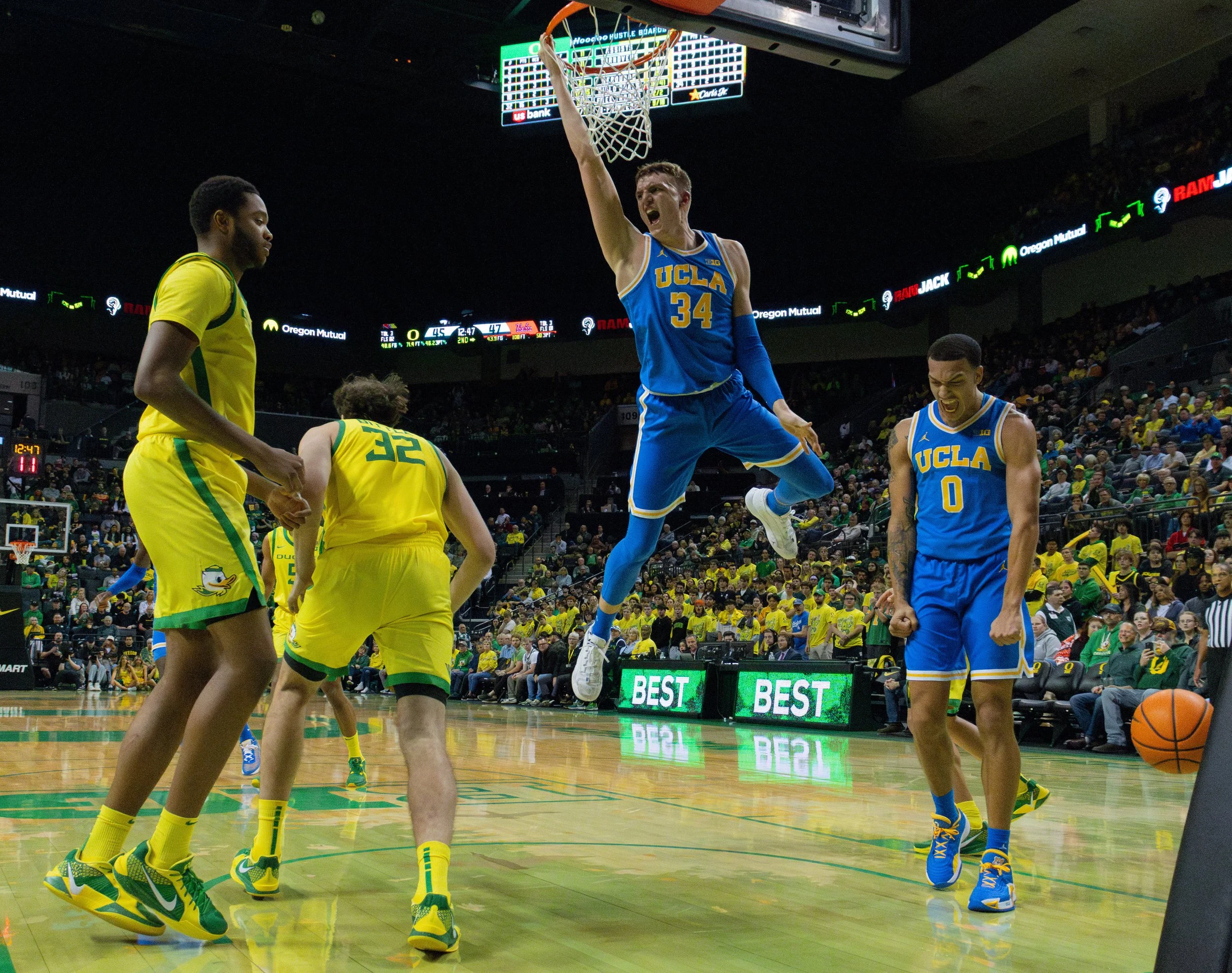 UO vs UCLA Men's Basketball 12:08_Emanciu11.jpg