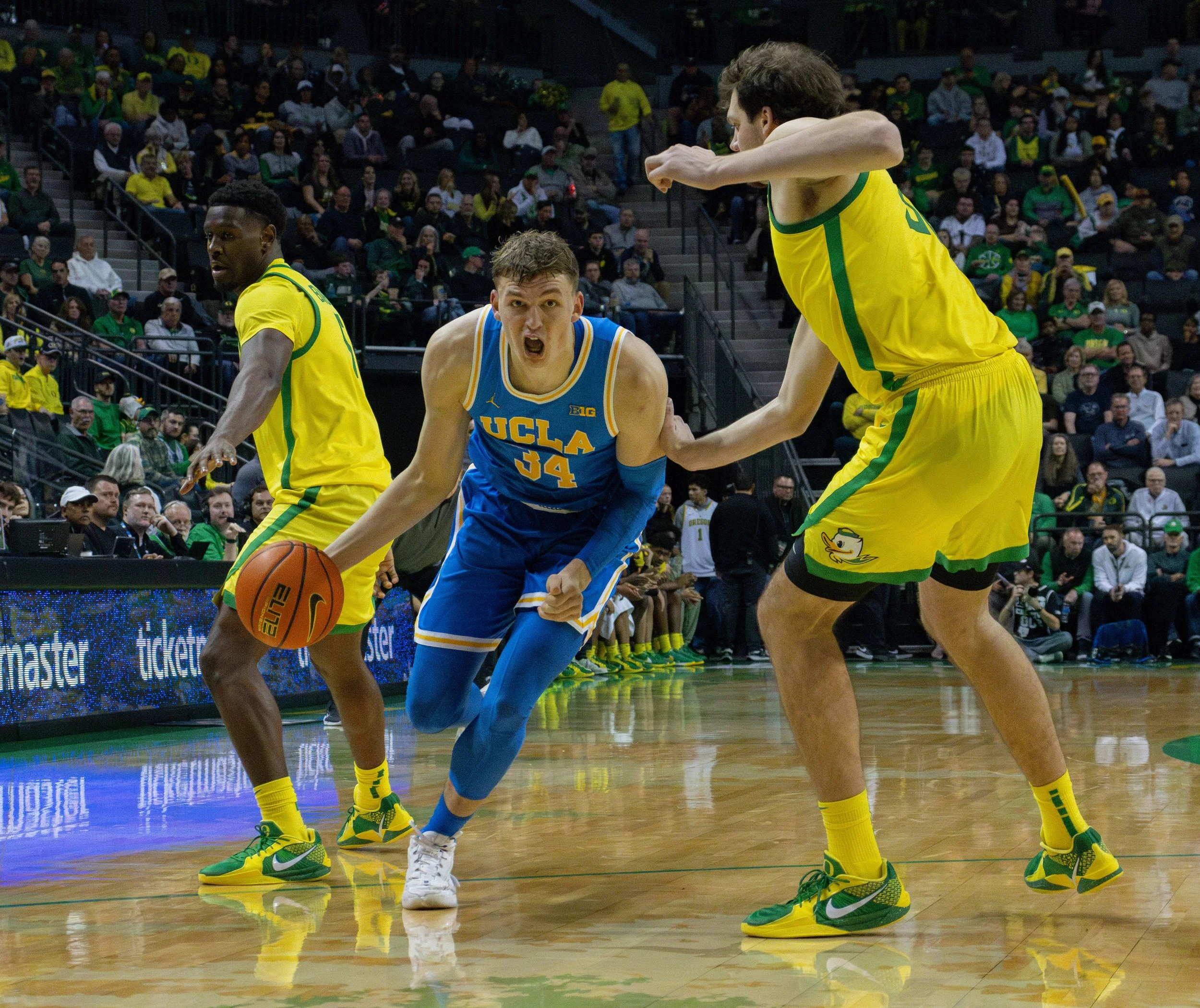 UO vs UCLA Men's Basketball 12:08_Emanciu10.jpg