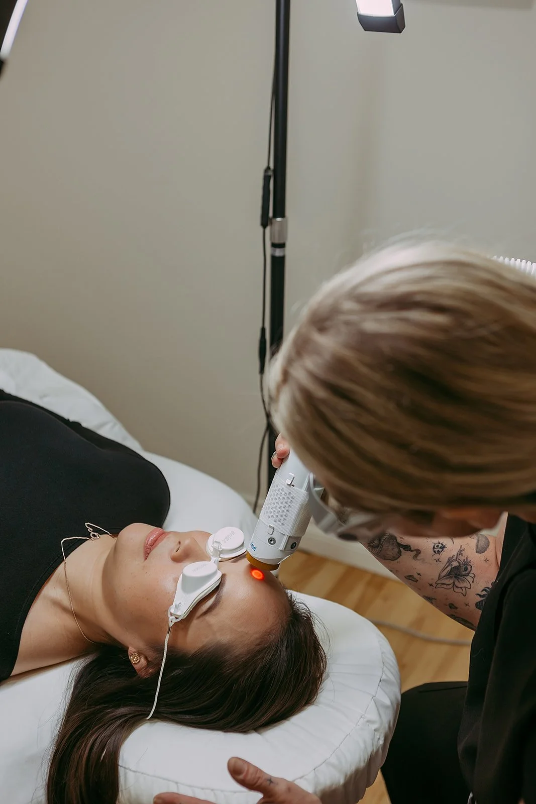 Aerolase vs. Traditional Lasers: Why More Calgary Clients Are Choosing This Laser Skin Treatment