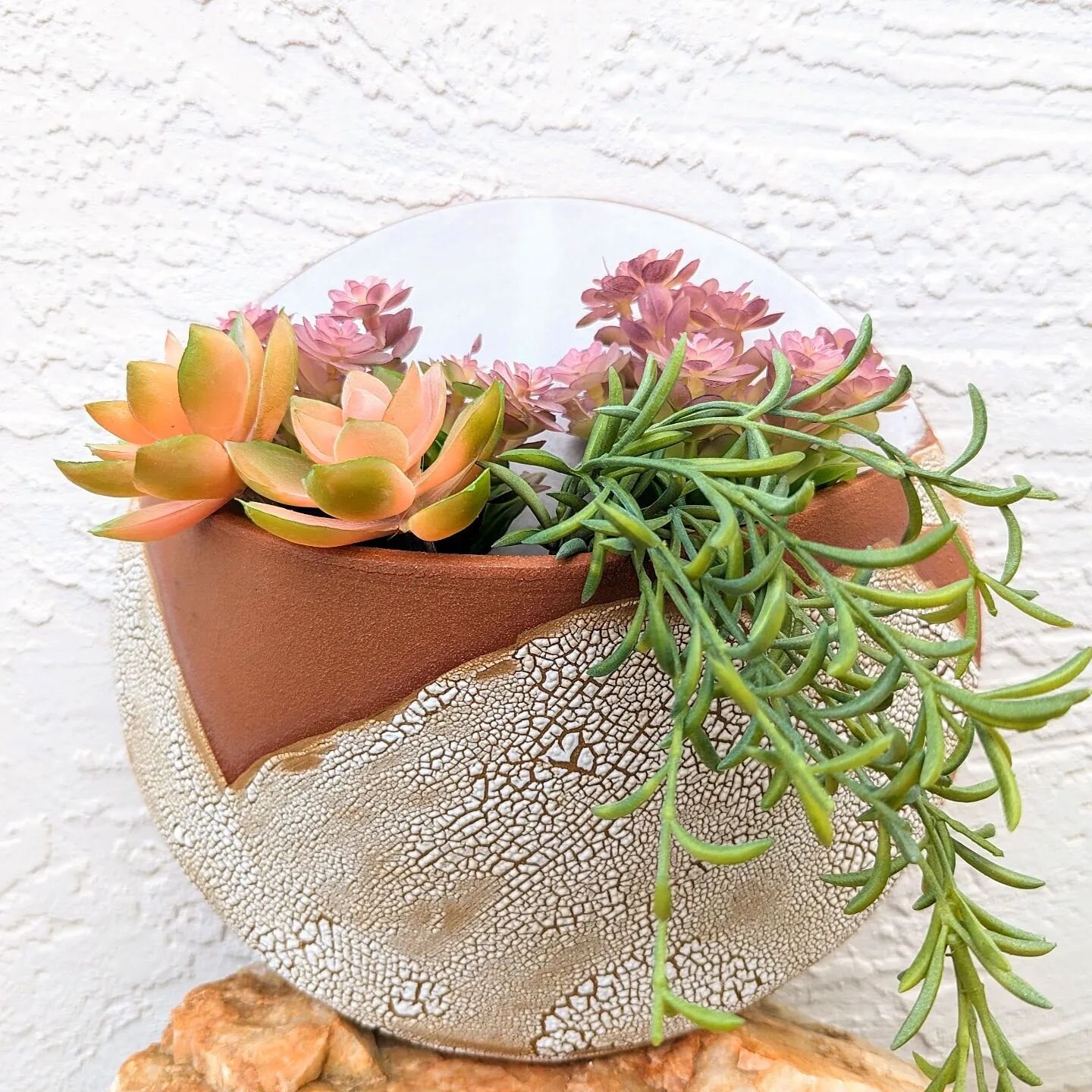 I've been wanting to try this wall pocket with a textured glaze for a while now. I really love how the glaze looks like lichen. It's going to be hard not to keep this one for myself, but alas, it's posted now in the new shop! 🌱 

Calderaclay.com