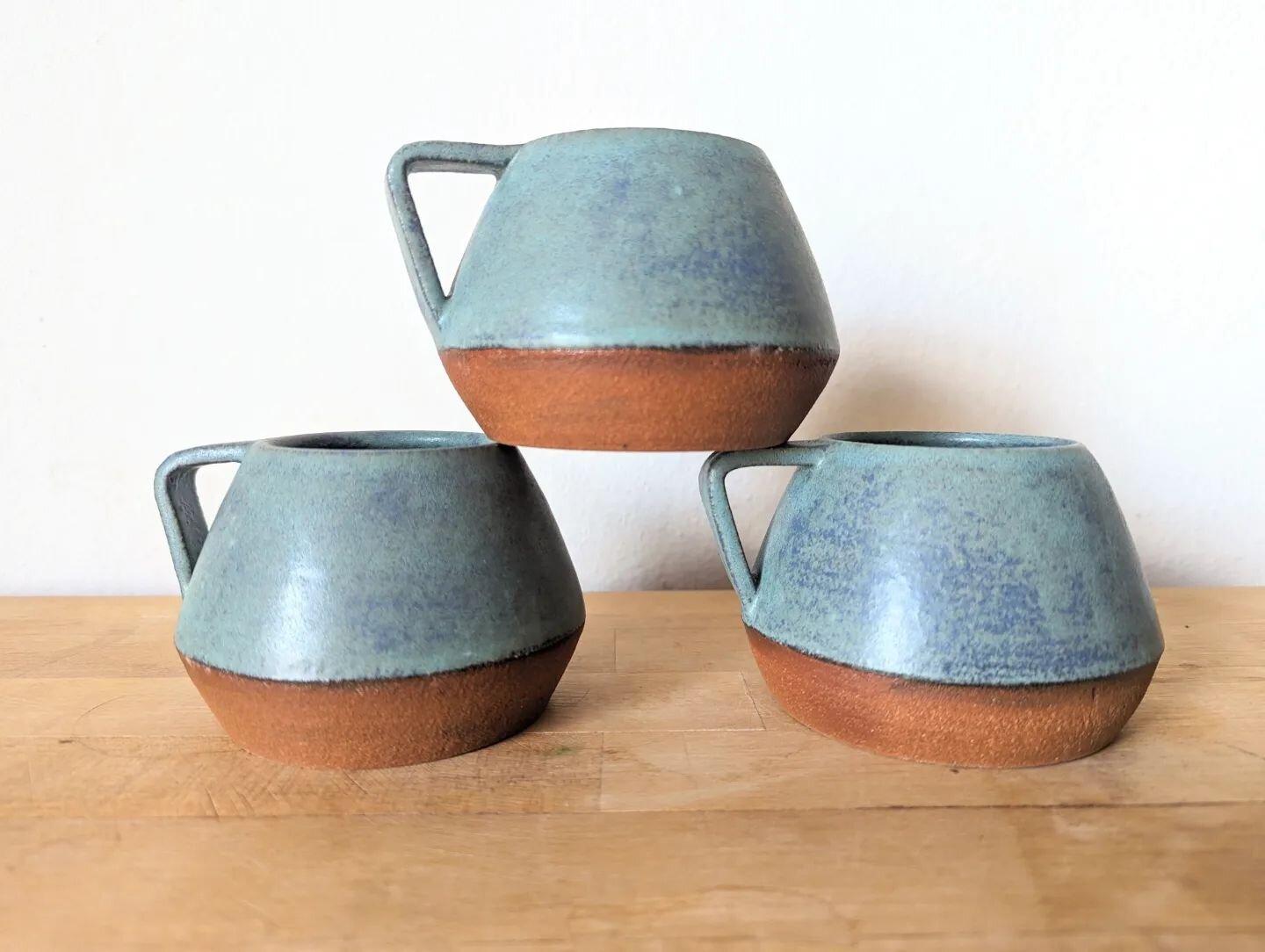 Just found a few of these minimal mugs in red stoneware hiding on the back of my shelf! I love the soft angles on these, and this glaze is my absolute favorite!

✨ Available now at calderaclay.com ✨