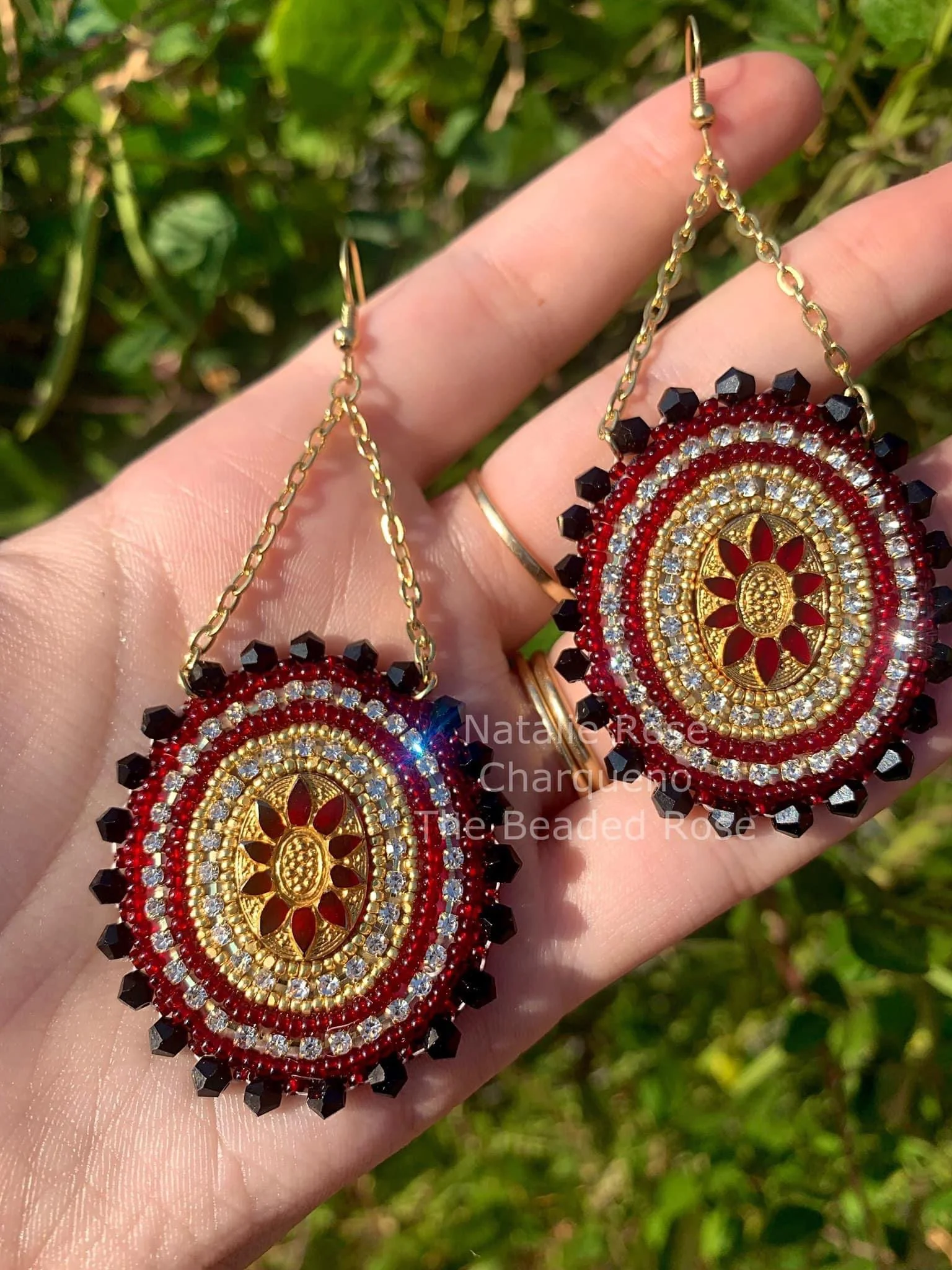 red blk gld antiq round hangs on chain.jpg