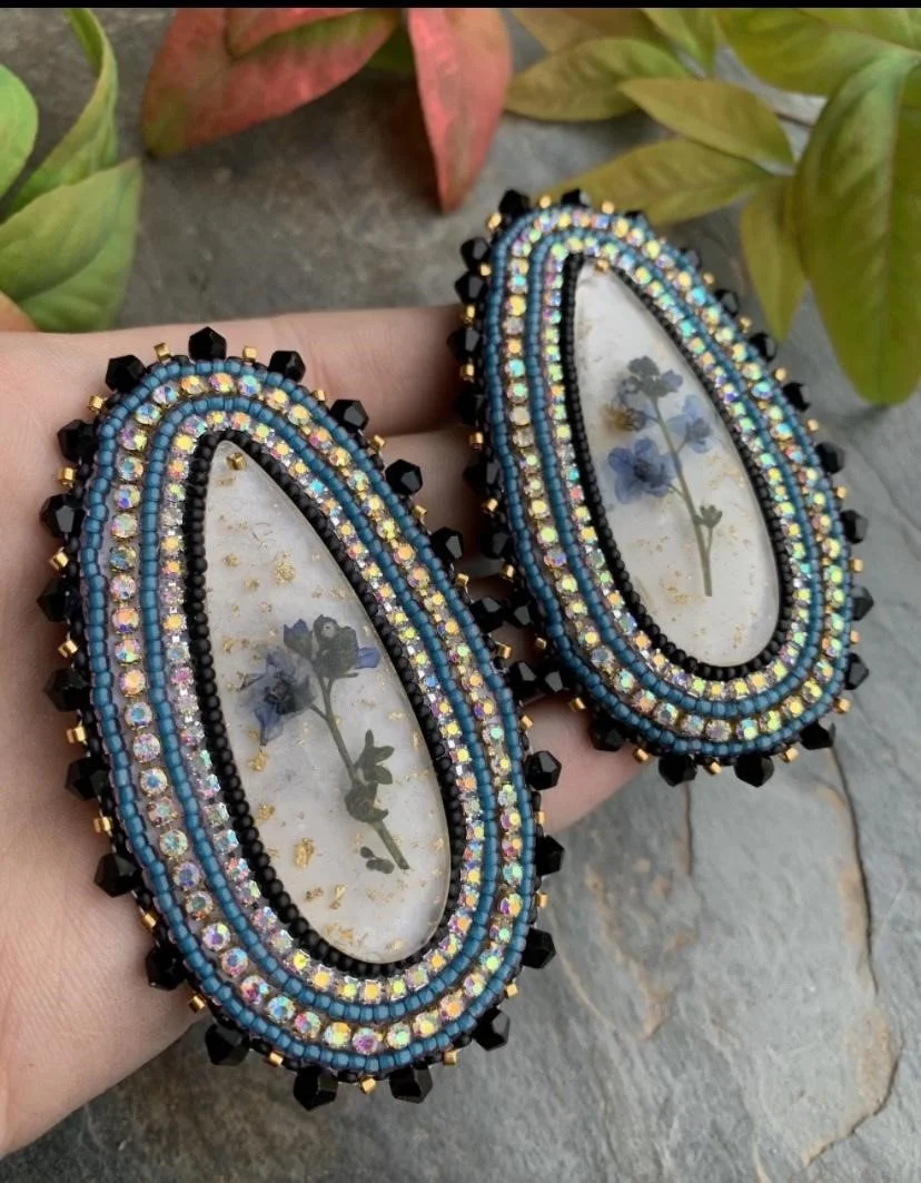 blu blk flower earrings.jpg